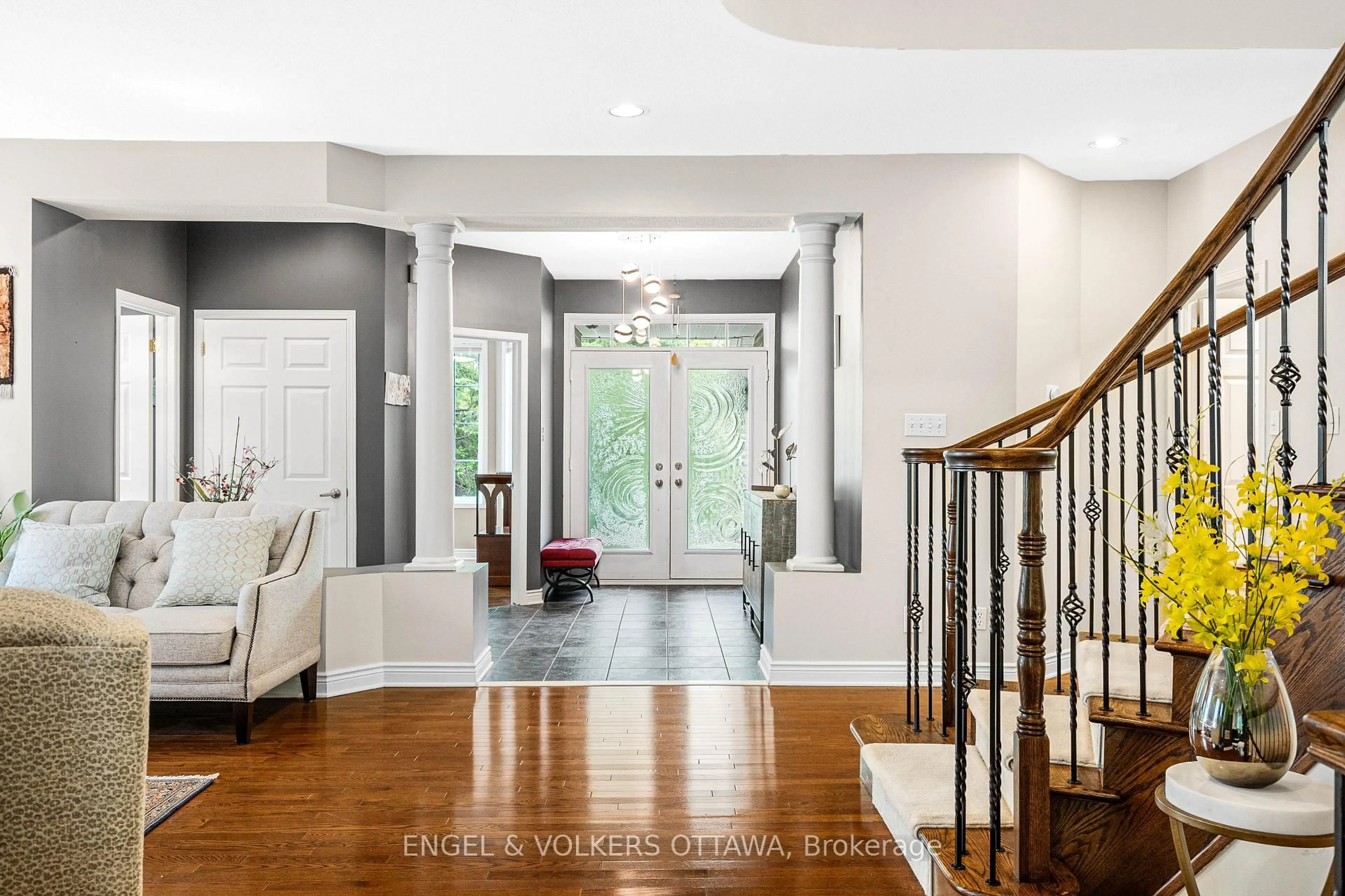 Indoor entryway for 8 Glenrill Pl, Ottawa Ontario K2M 2T6