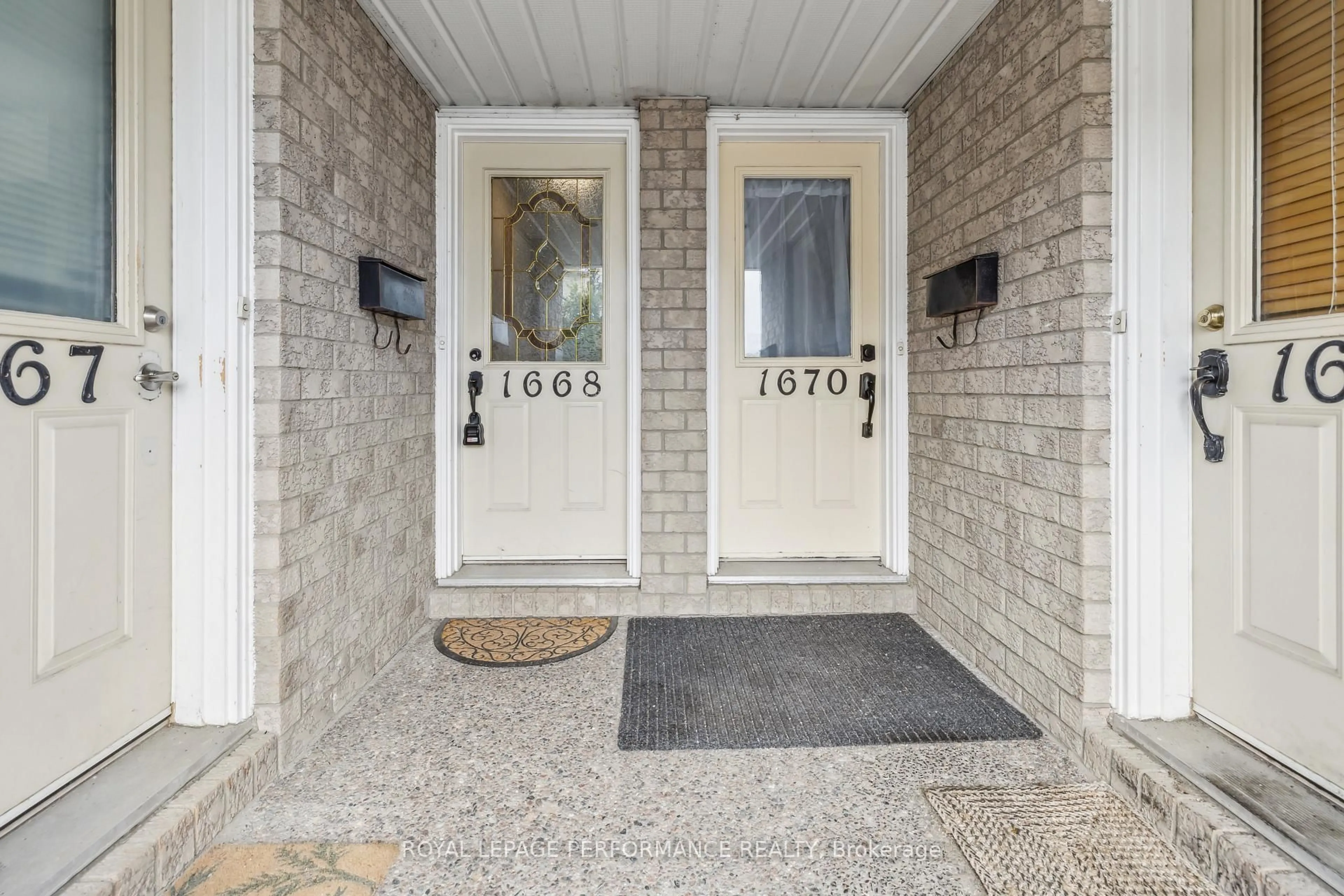 Indoor entryway for 1668 Locksley Lane, Ottawa Ontario K1J 1B6