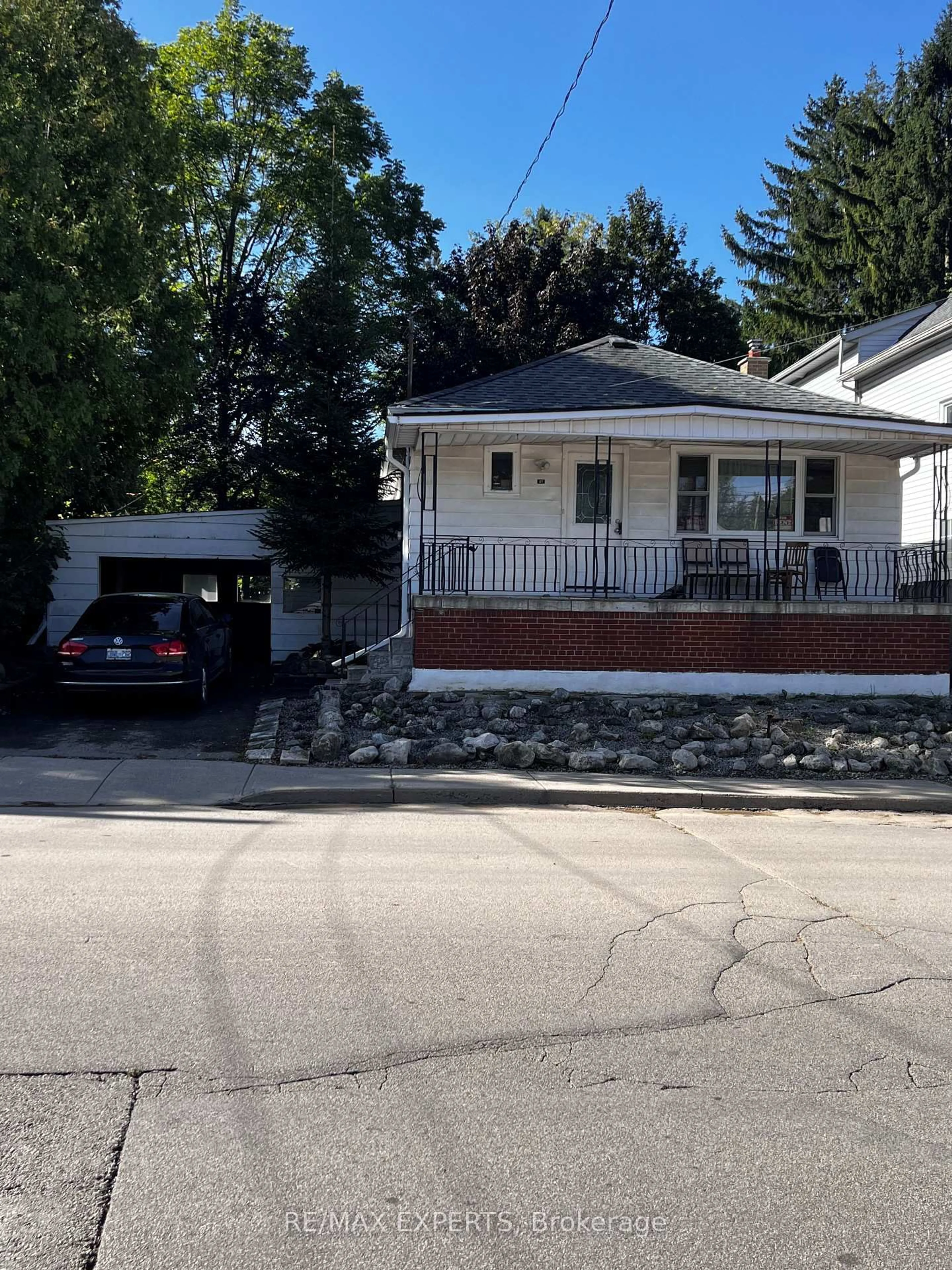 Home with vinyl exterior material, street for 127 Whitney Ave, Hamilton Ontario L8S 2G6