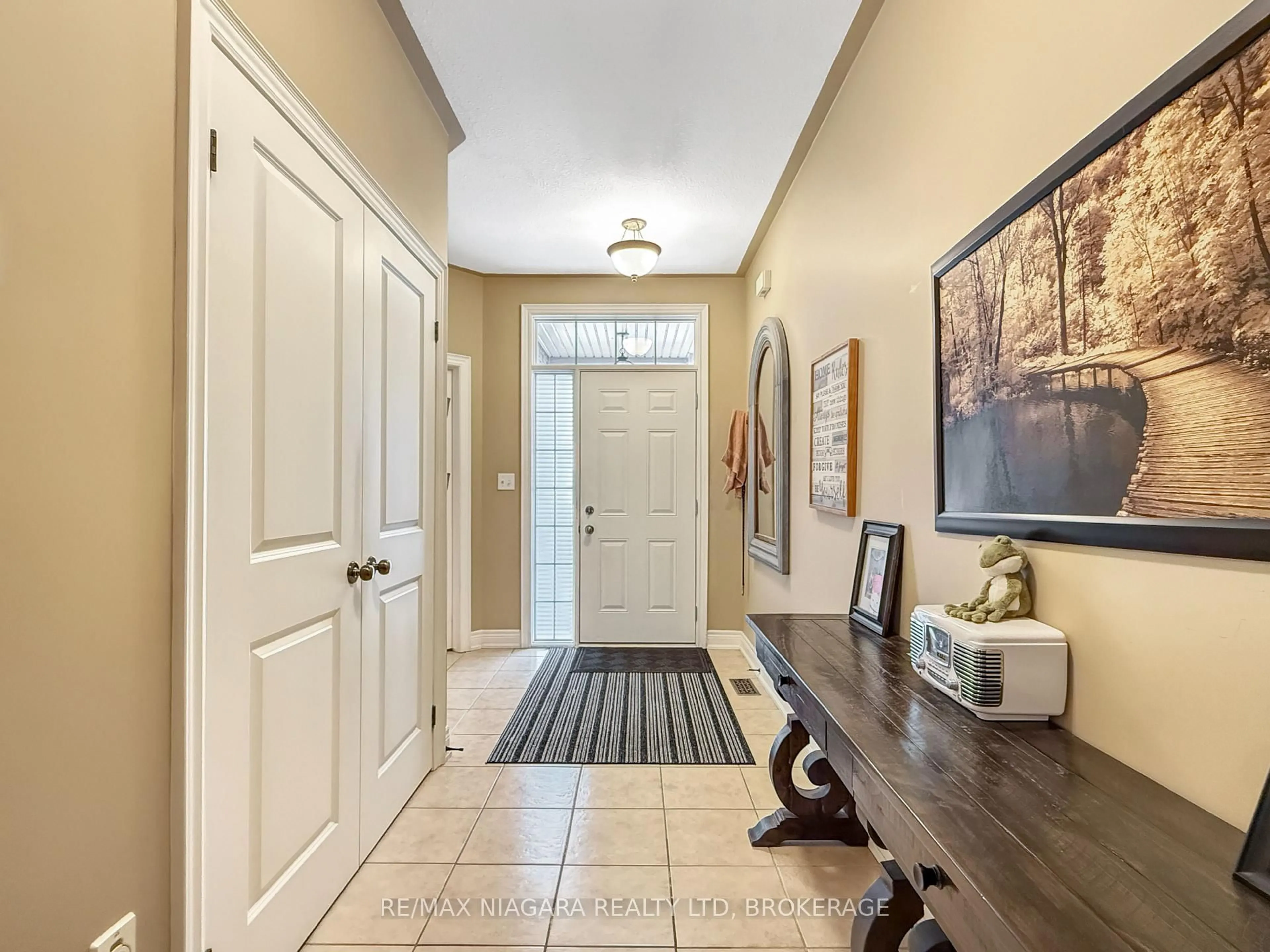 Indoor entryway for 3927 Lower Coach Rd, Fort Erie Ontario L0S 1S0