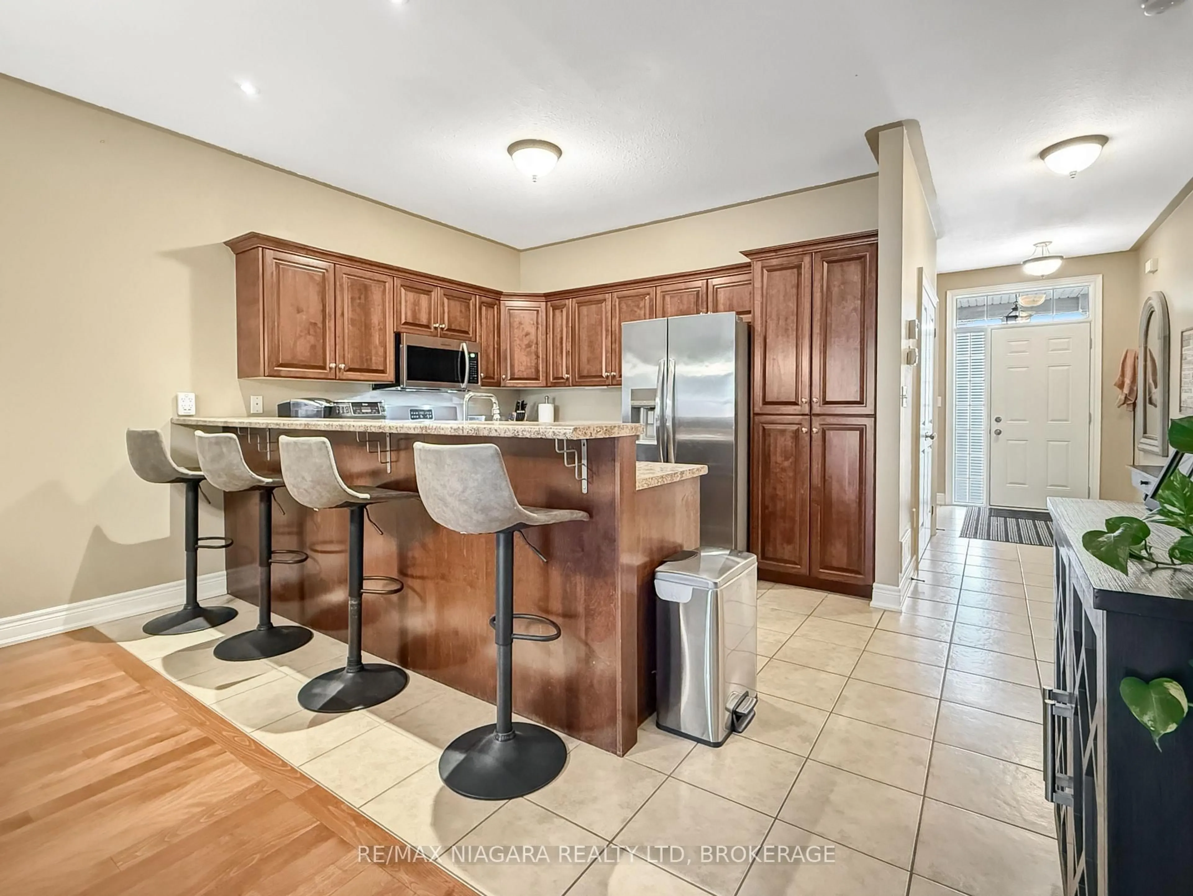 Open concept kitchen, ceramic/tile floor for 3927 Lower Coach Rd, Fort Erie Ontario L0S 1S0