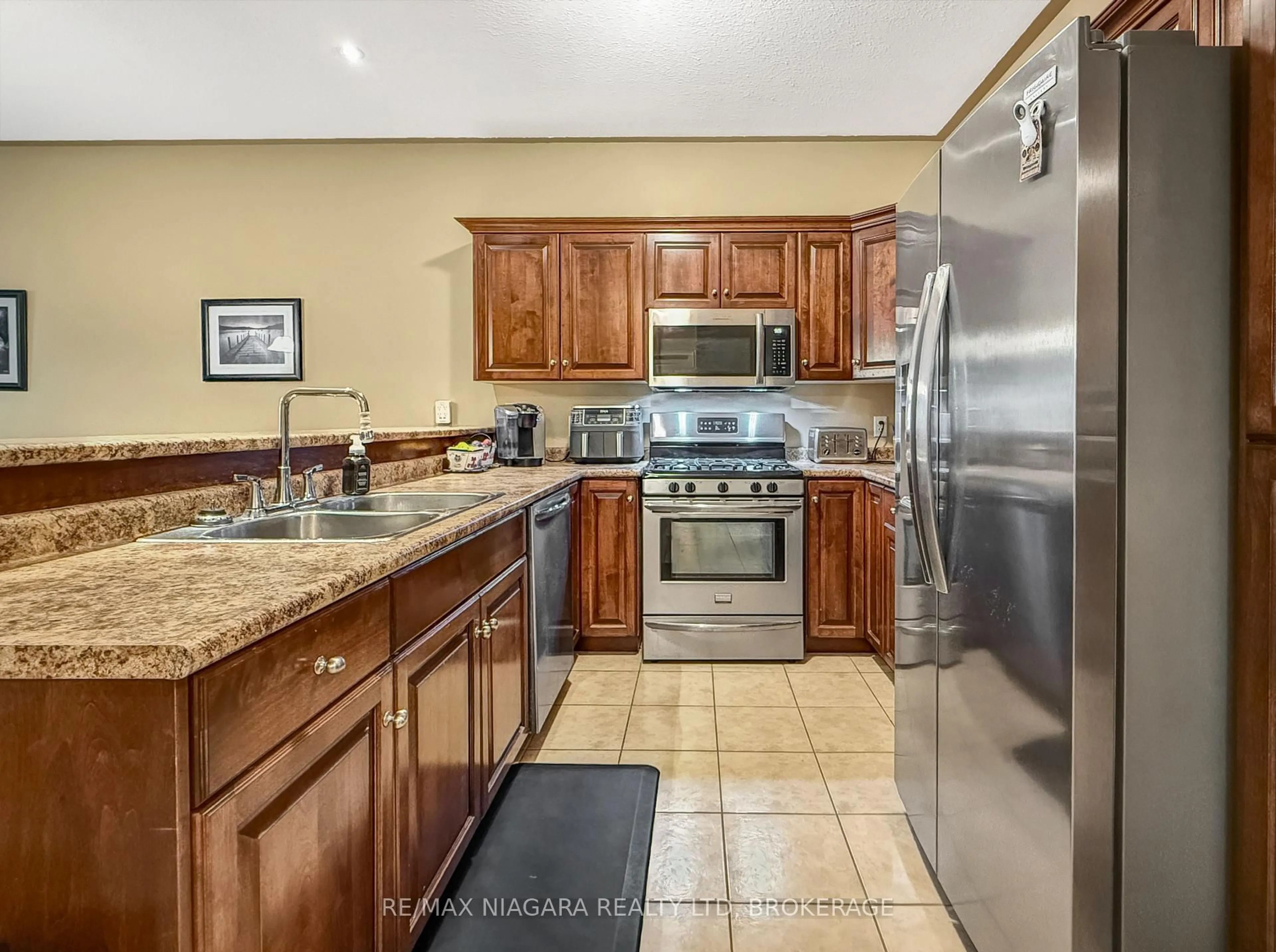 Standard kitchen, ceramic/tile floor for 3927 Lower Coach Rd, Fort Erie Ontario L0S 1S0