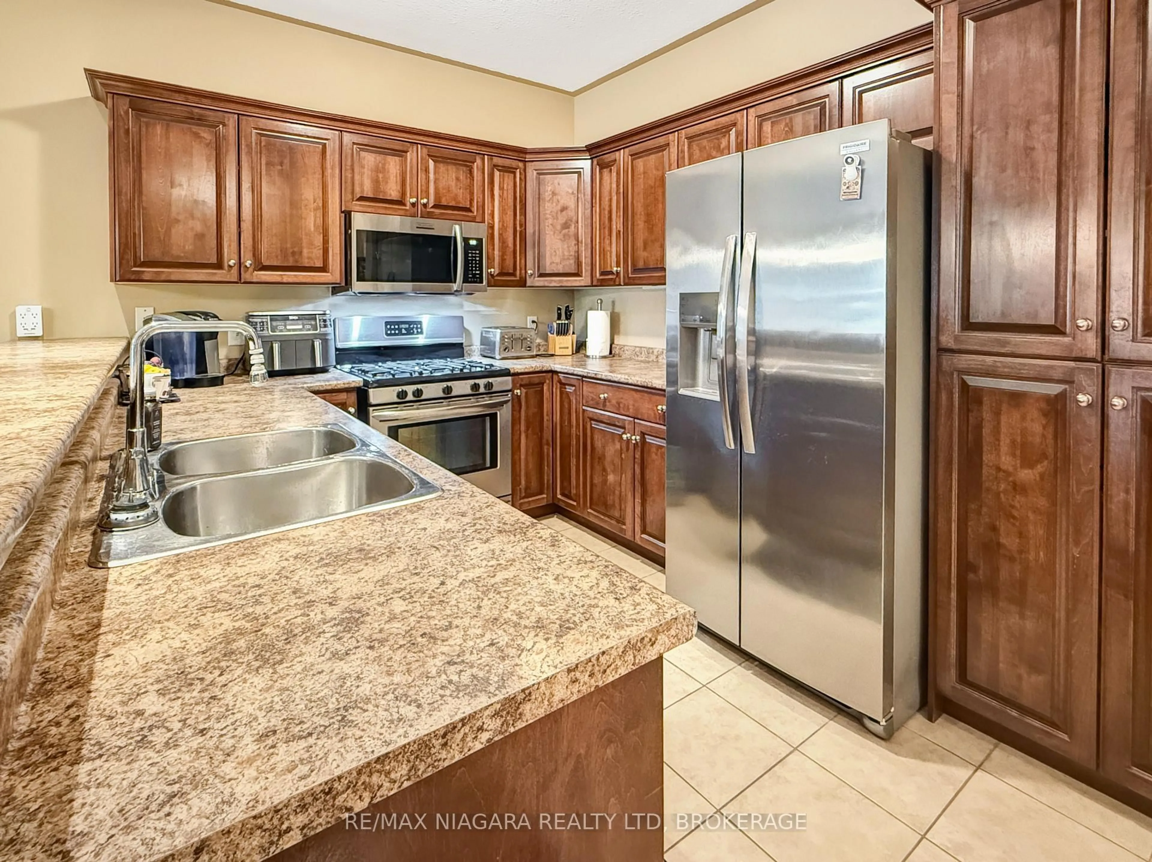 Standard kitchen, ceramic/tile floor for 3927 Lower Coach Rd, Fort Erie Ontario L0S 1S0