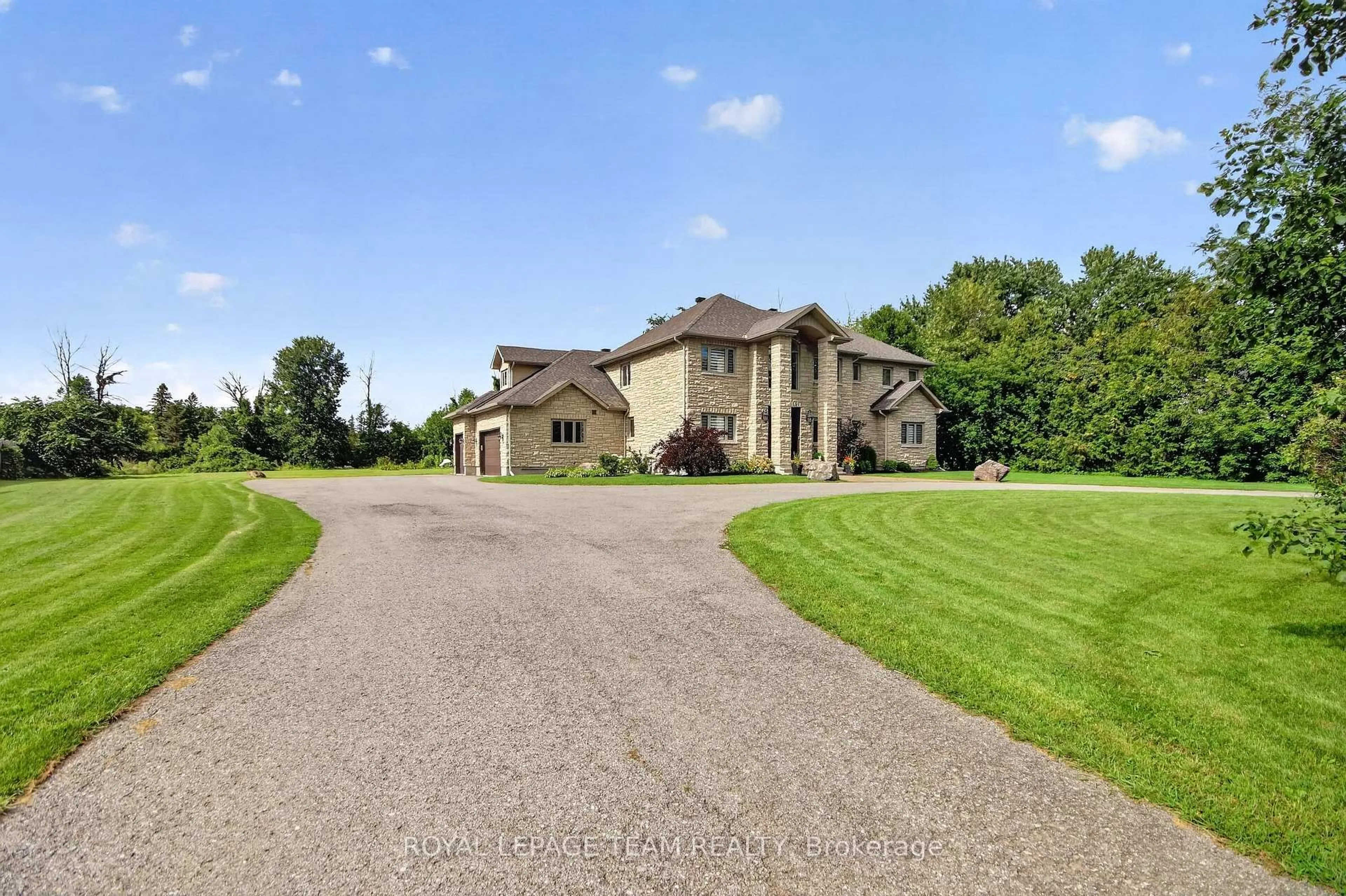 A pic from outside/outdoor area/front of a property/back of a property/a pic from drone, unknown for 1425 Balmoral Dr, Ottawa Ontario K1V 1H2