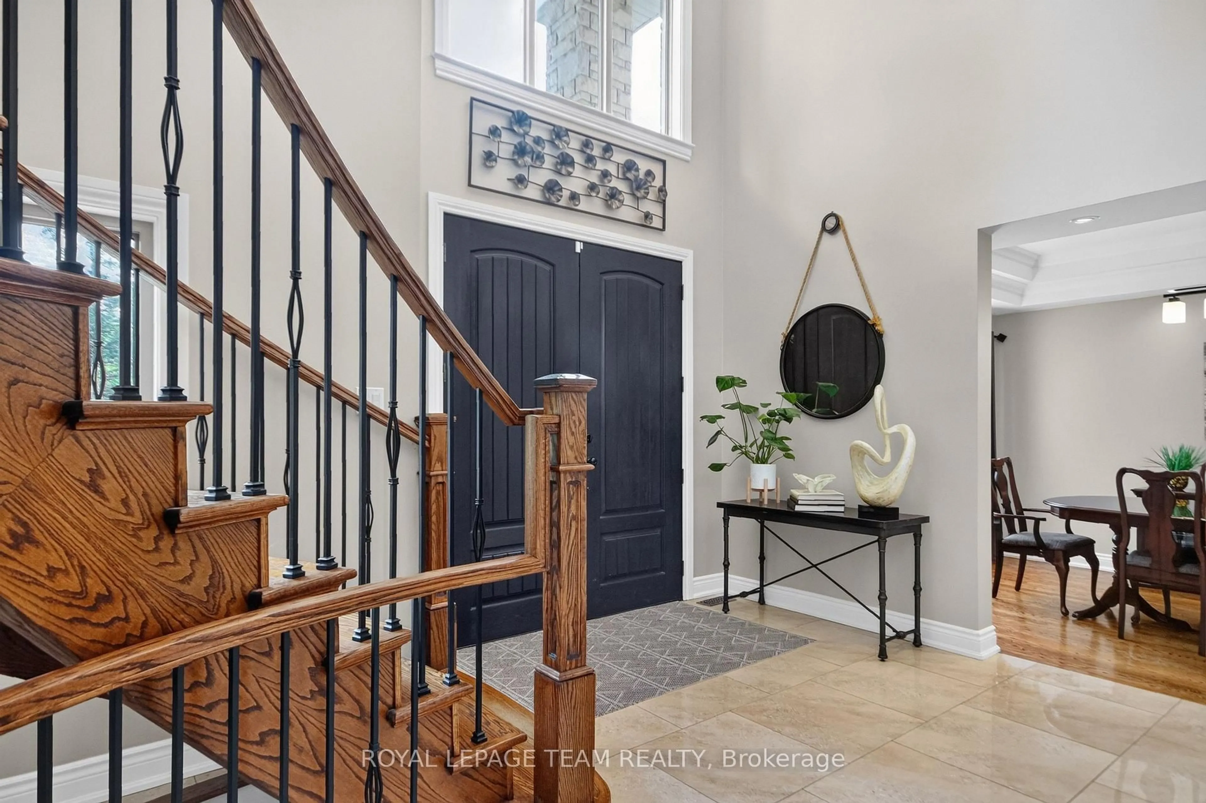 Indoor entryway for 1425 Balmoral Dr, Ottawa Ontario K1V 1H2