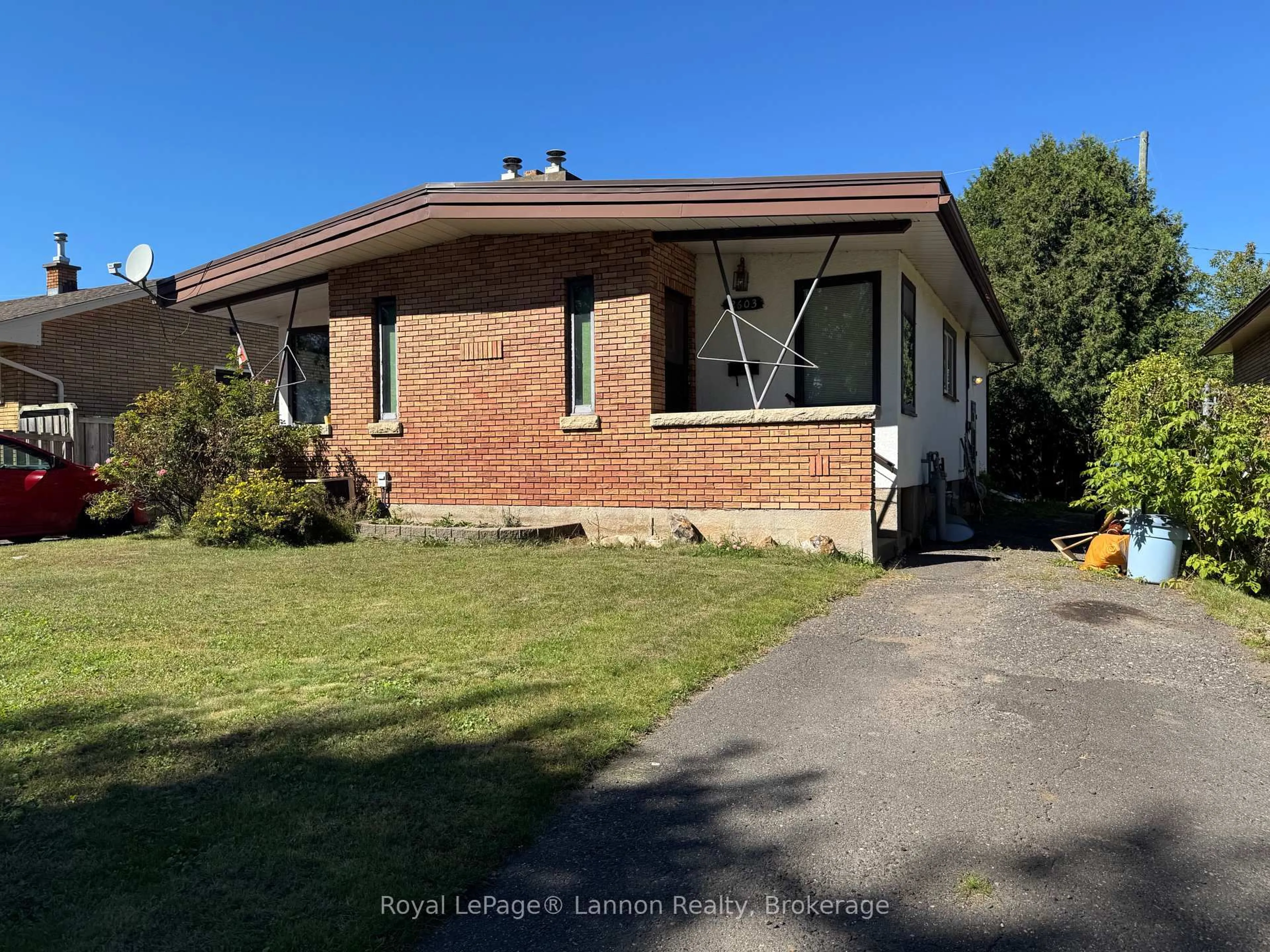 A pic from outside/outdoor area/front of a property/back of a property/a pic from drone, unknown for 2603 - 2605 Rankin St, Thunder Bay Ontario P7E 6A3
