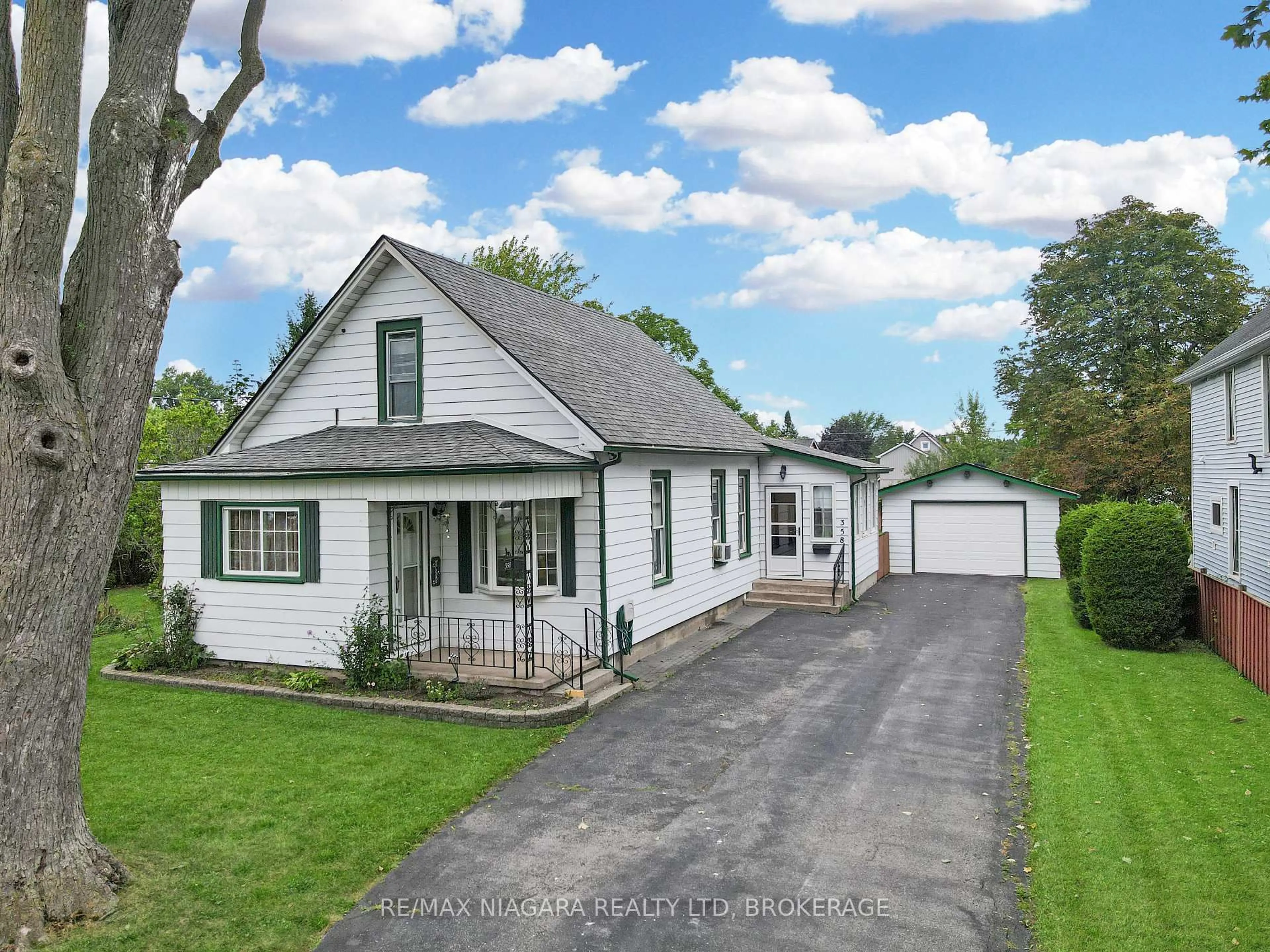 A pic from outside/outdoor area/front of a property/back of a property/a pic from drone, street for 358 Phipps St, Fort Erie Ontario L2A 2V8