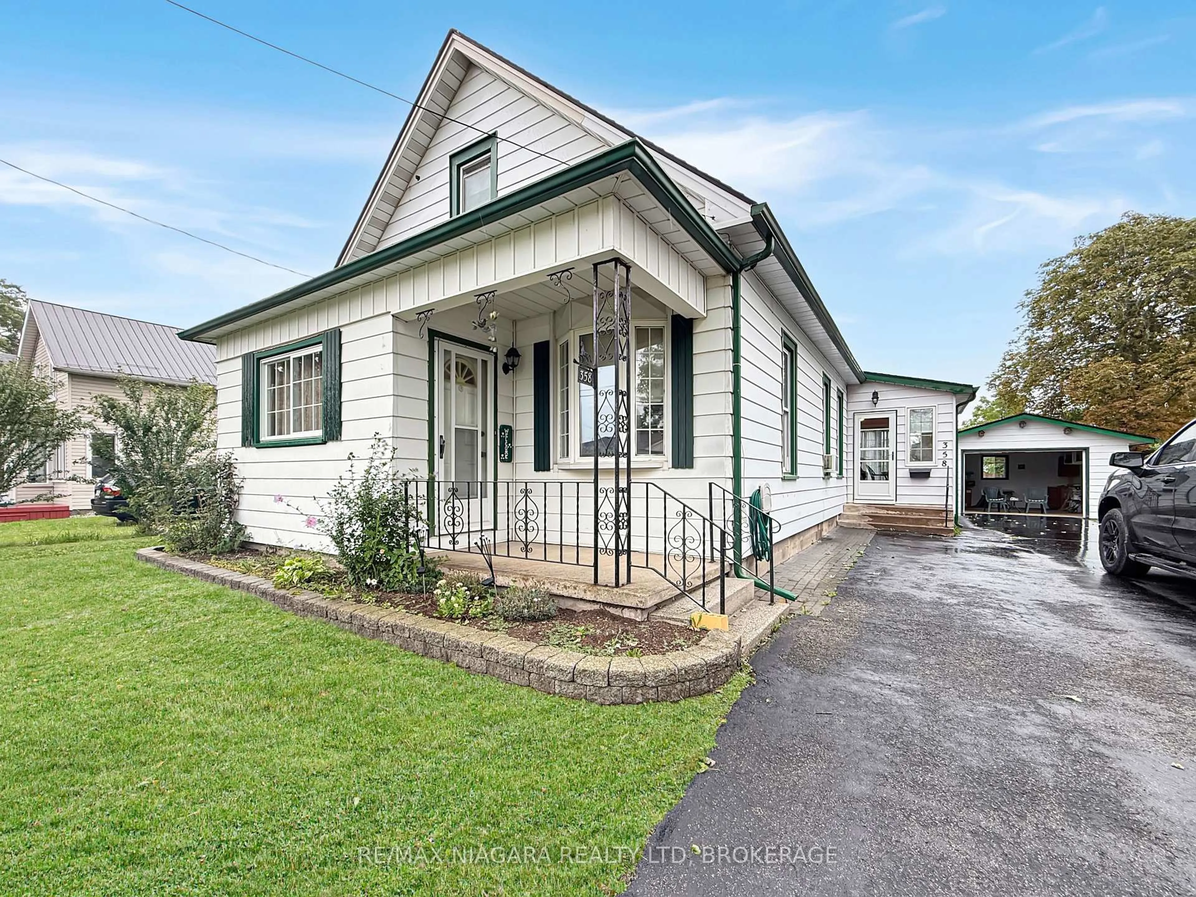 A pic from outside/outdoor area/front of a property/back of a property/a pic from drone, building for 358 Phipps St, Fort Erie Ontario L2A 2V8