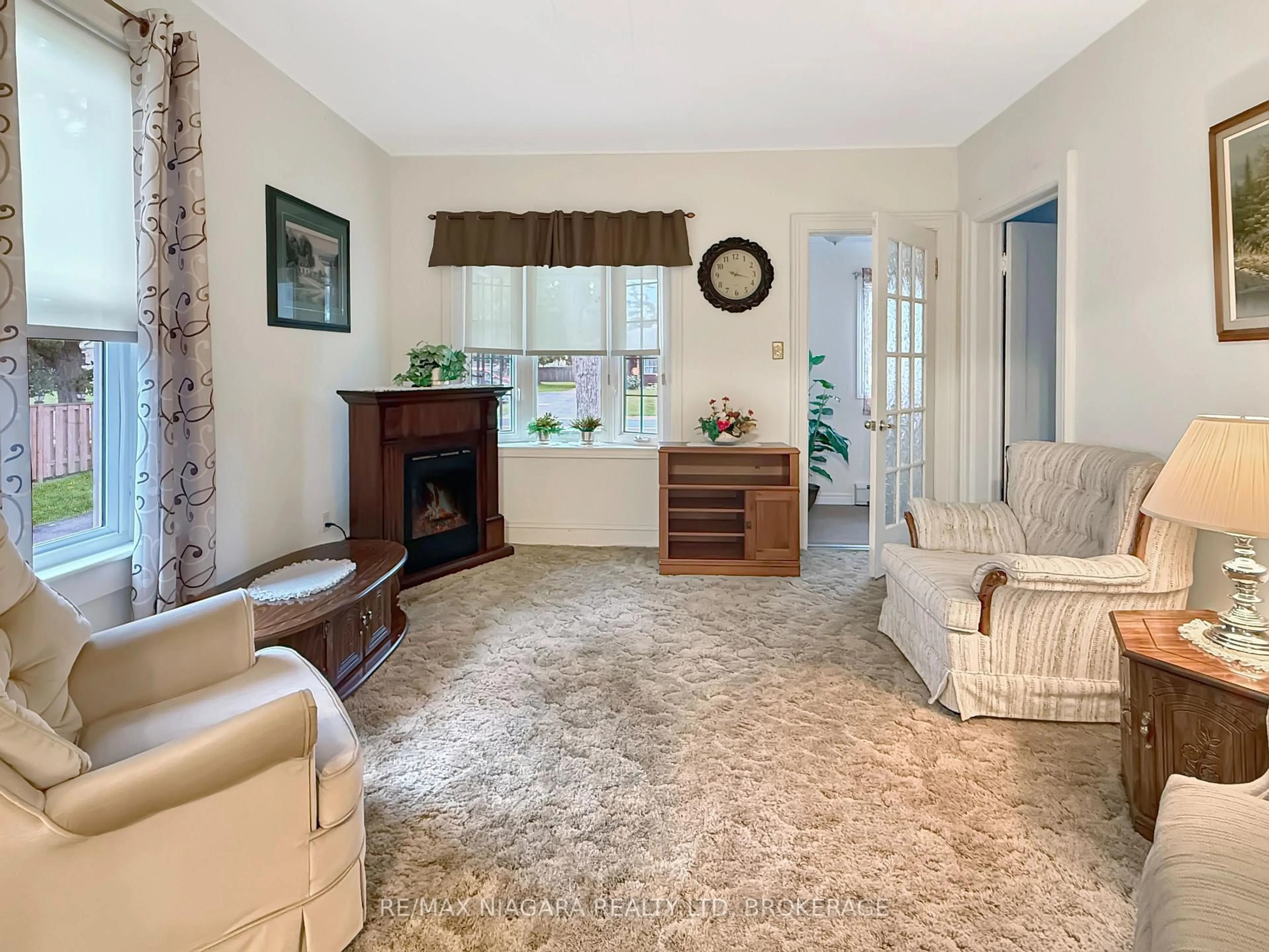 Living room with furniture, unknown for 358 Phipps St, Fort Erie Ontario L2A 2V8