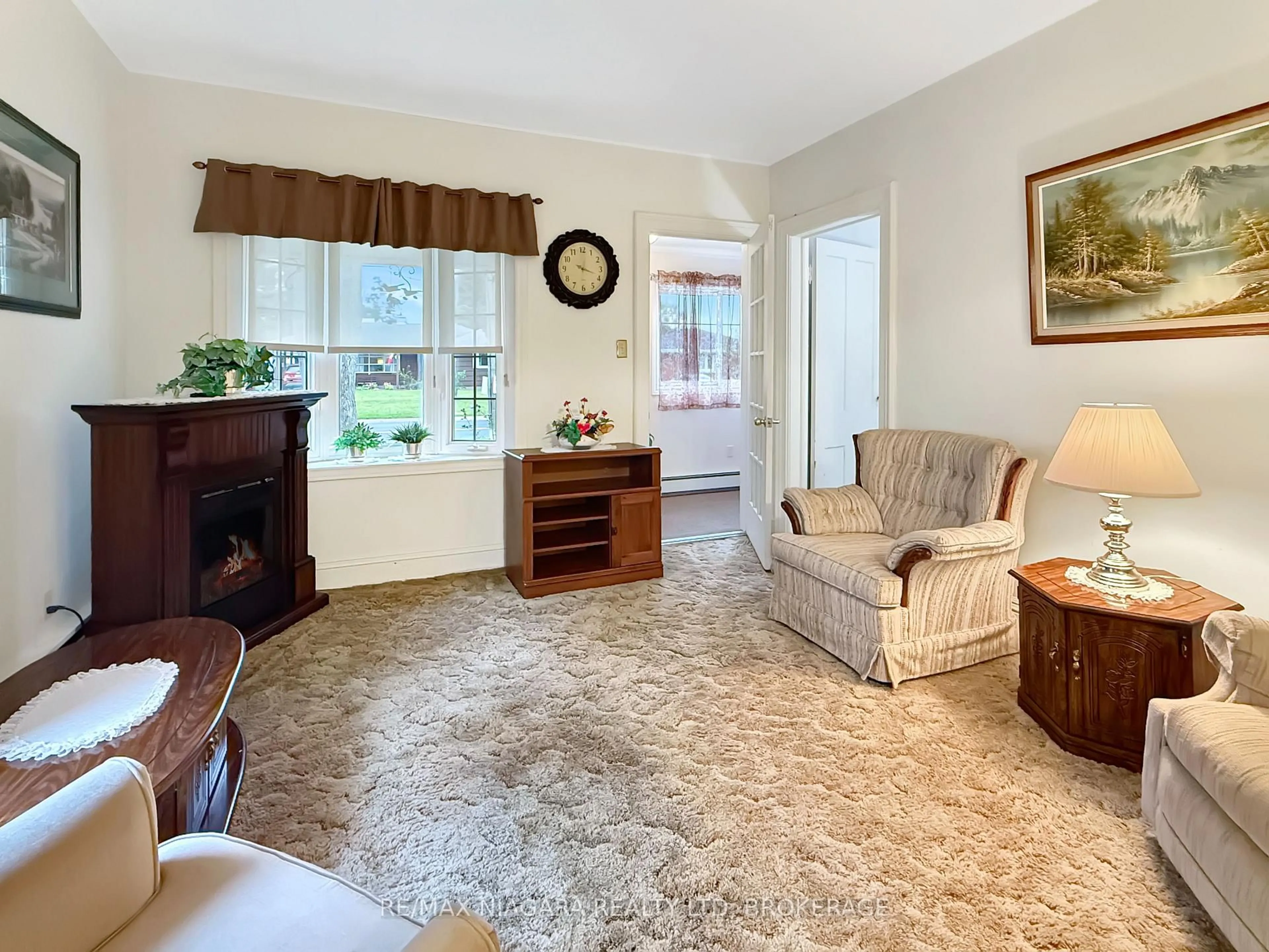 Living room with furniture, unknown for 358 Phipps St, Fort Erie Ontario L2A 2V8