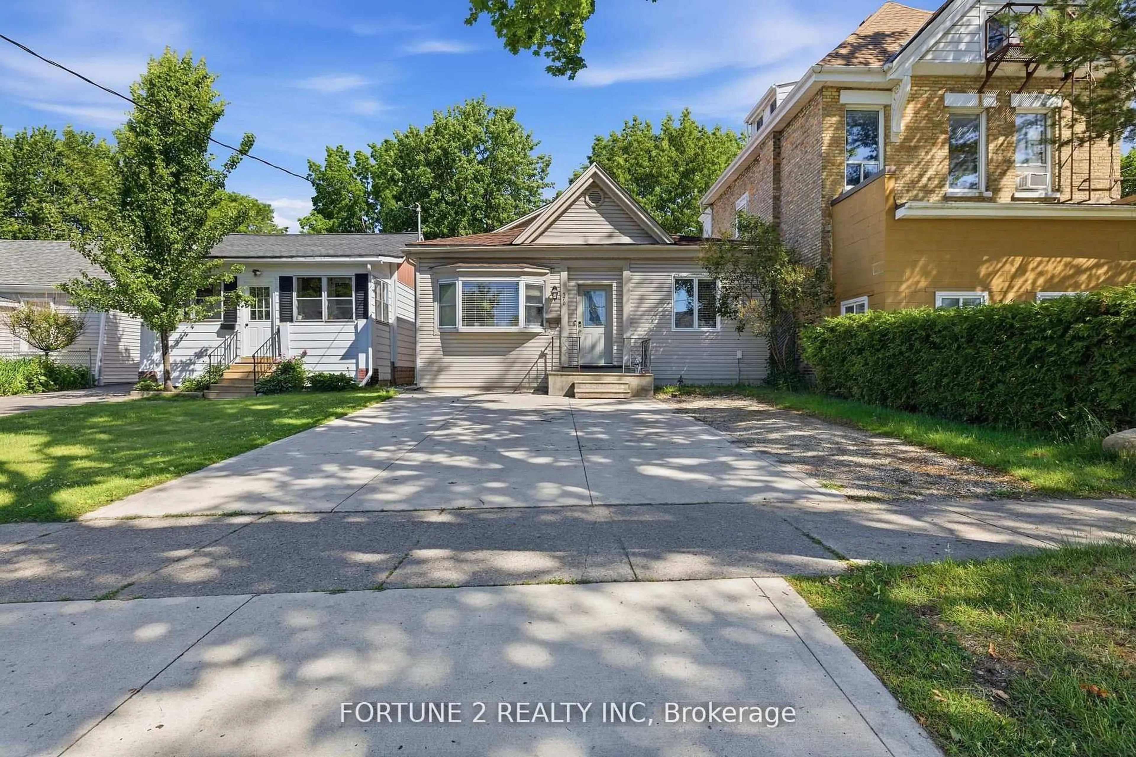 A pic from outside/outdoor area/front of a property/back of a property/a pic from drone, street for 570 Pall Mall St, London East Ontario N5Y 2Z7