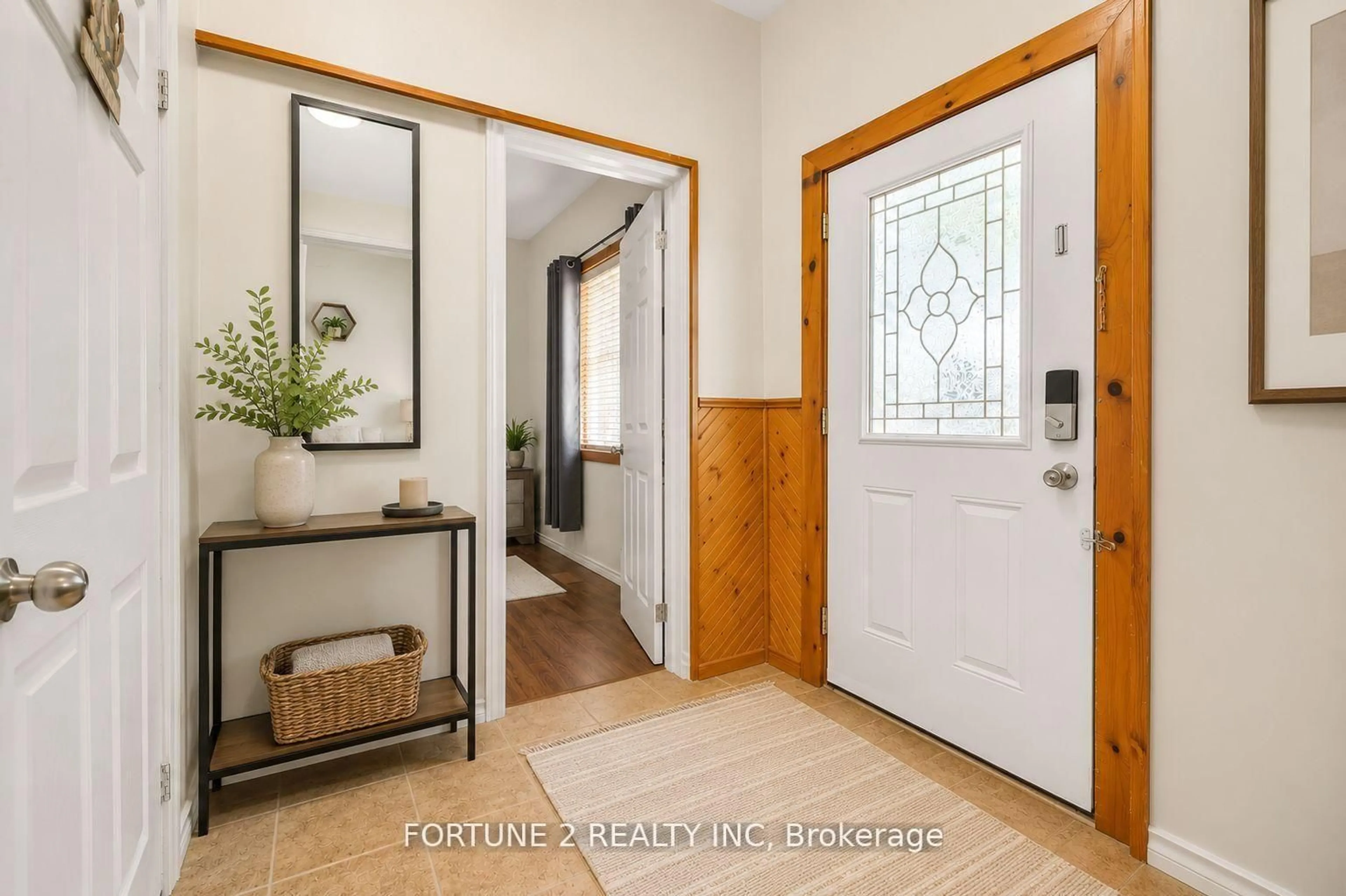 Indoor entryway for 570 Pall Mall St, London East Ontario N5Y 2Z7