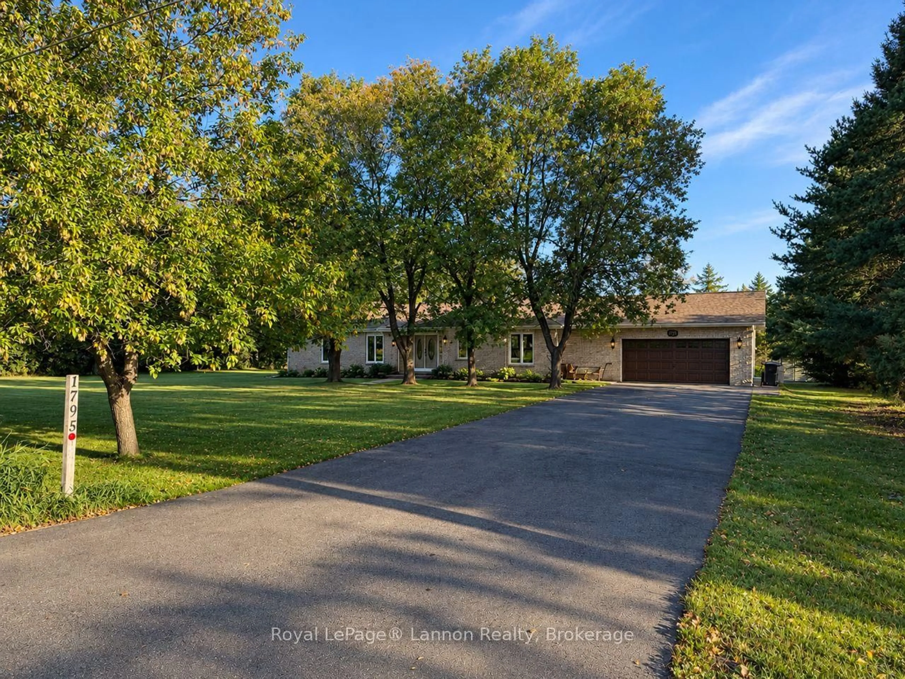 A pic from outside/outdoor area/front of a property/back of a property/a pic from drone, street for 1795 Rosslyn Rd, Thunder Bay Ontario P7K 1J2