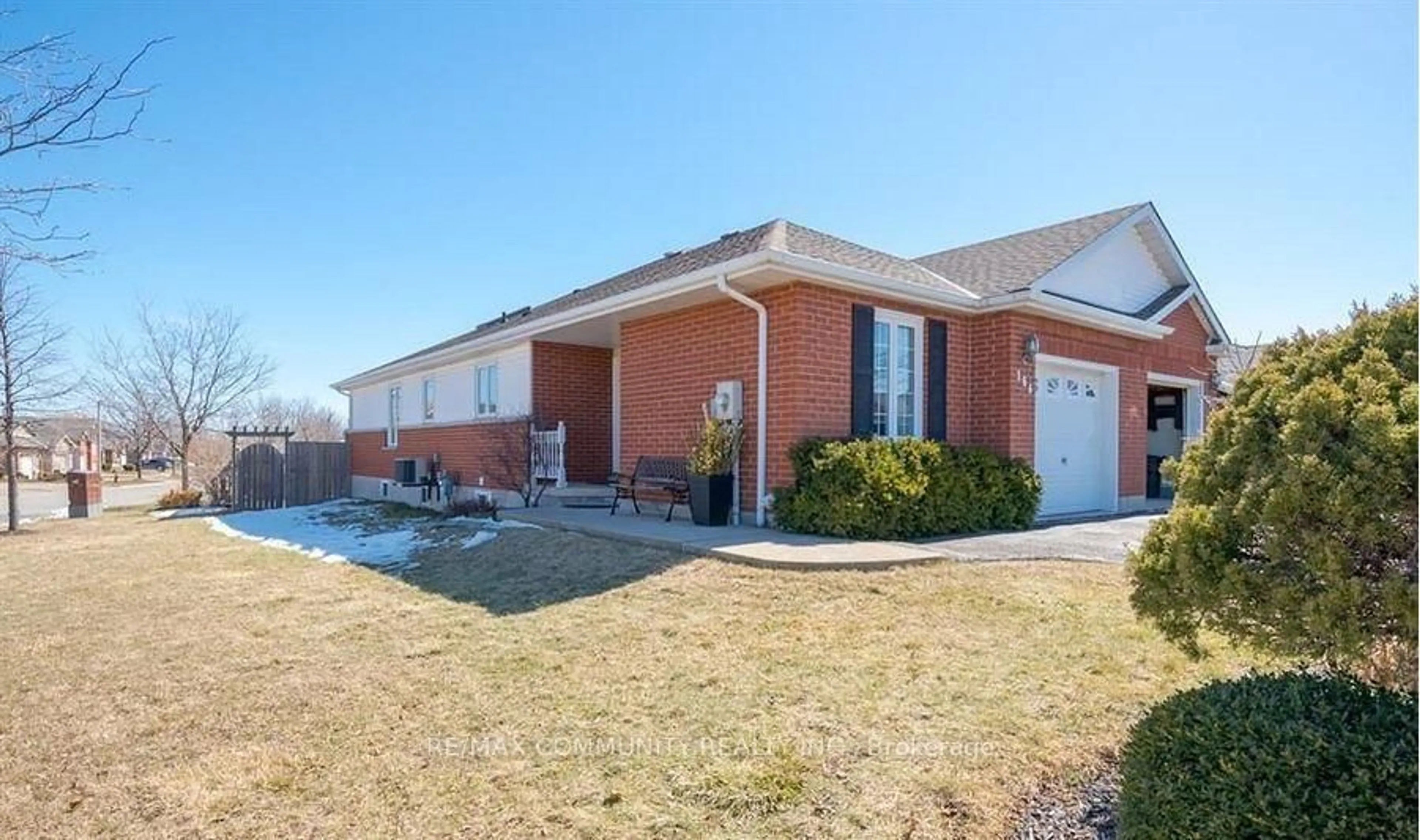 Home with brick exterior material, unknown for 166 St. Lawrence Dr, Welland Ontario L3C 7H6