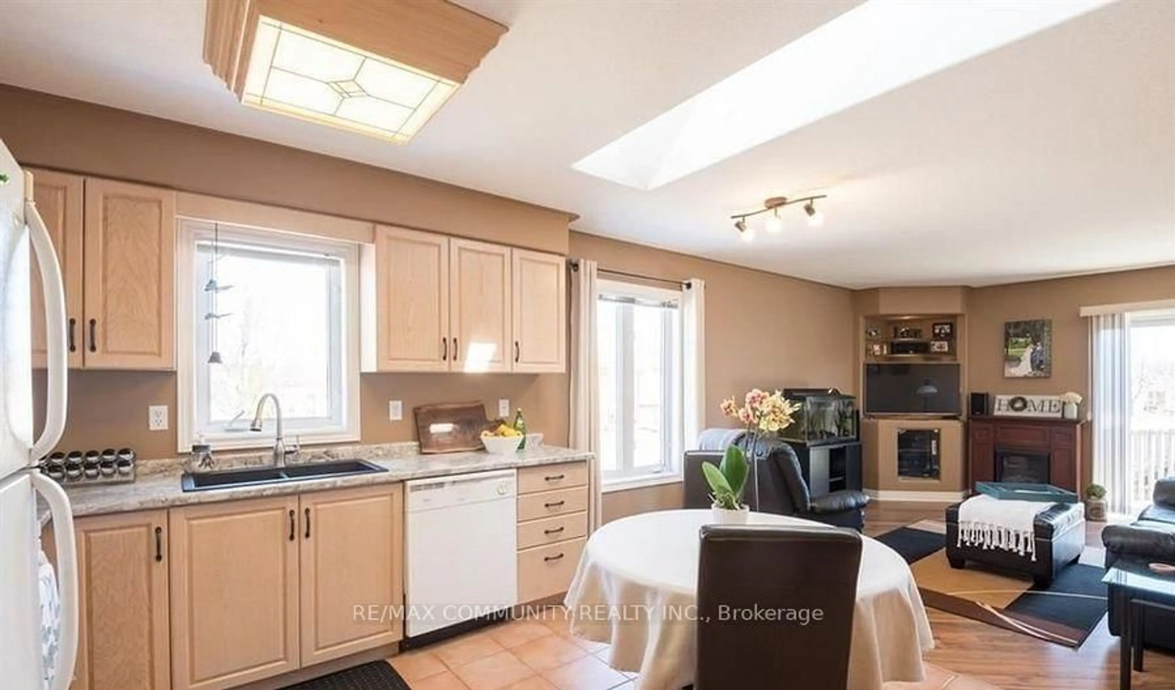 Open concept kitchen, ceramic/tile floor for 166 St. Lawrence Dr, Welland Ontario L3C 7H6