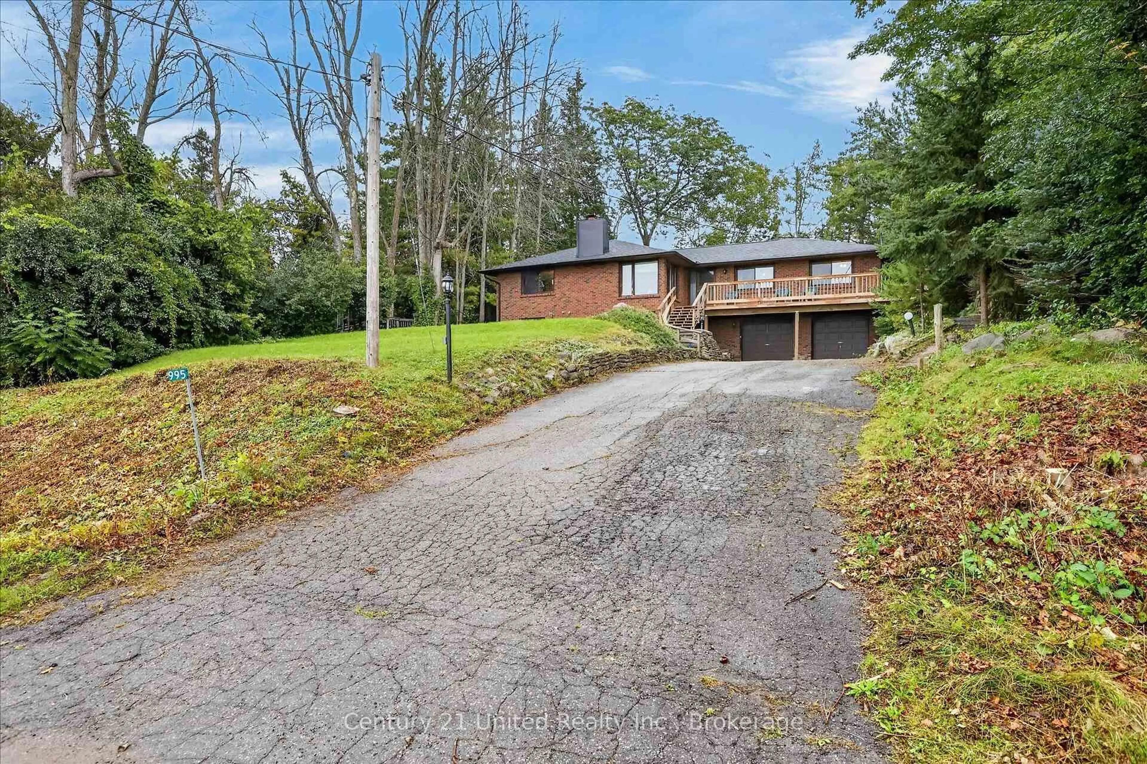 A pic from outside/outdoor area/front of a property/back of a property/a pic from drone, street for 995 Nicholl's Blvd, Selwyn Ontario K0L 1H0