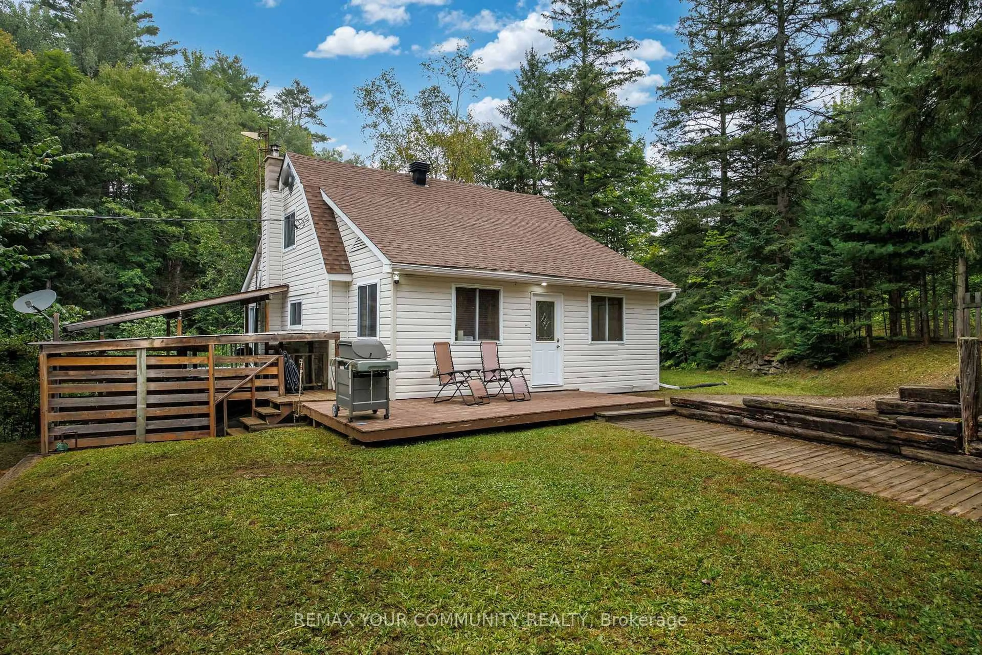 A pic from outside/outdoor area/front of a property/back of a property/a pic from drone, water/lake/river/ocean view for 1491 Brunel Rd, Huntsville Ontario P1H 2J3