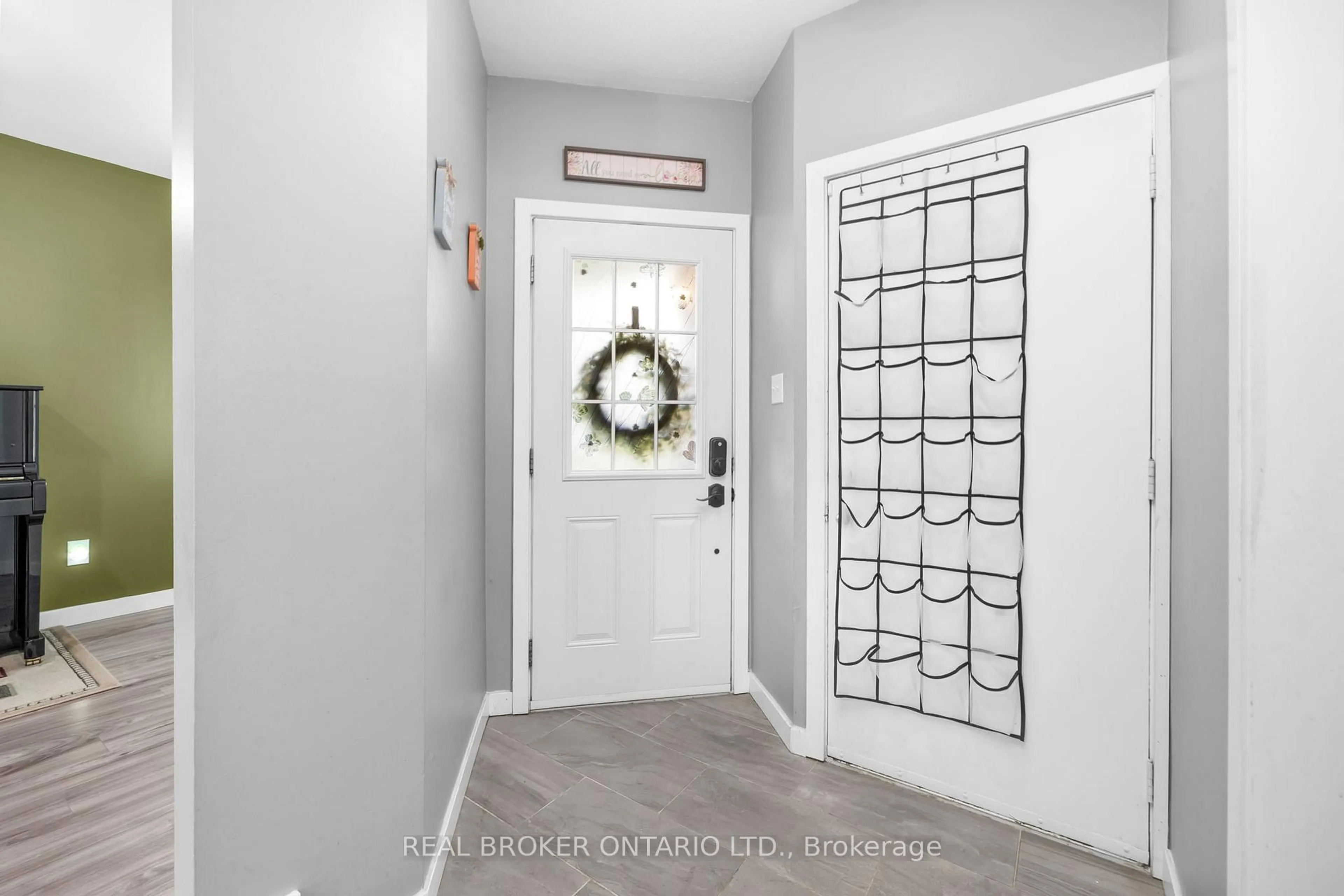 Indoor entryway for 135 Daventry Cres, Ottawa Ontario K2J 4M9