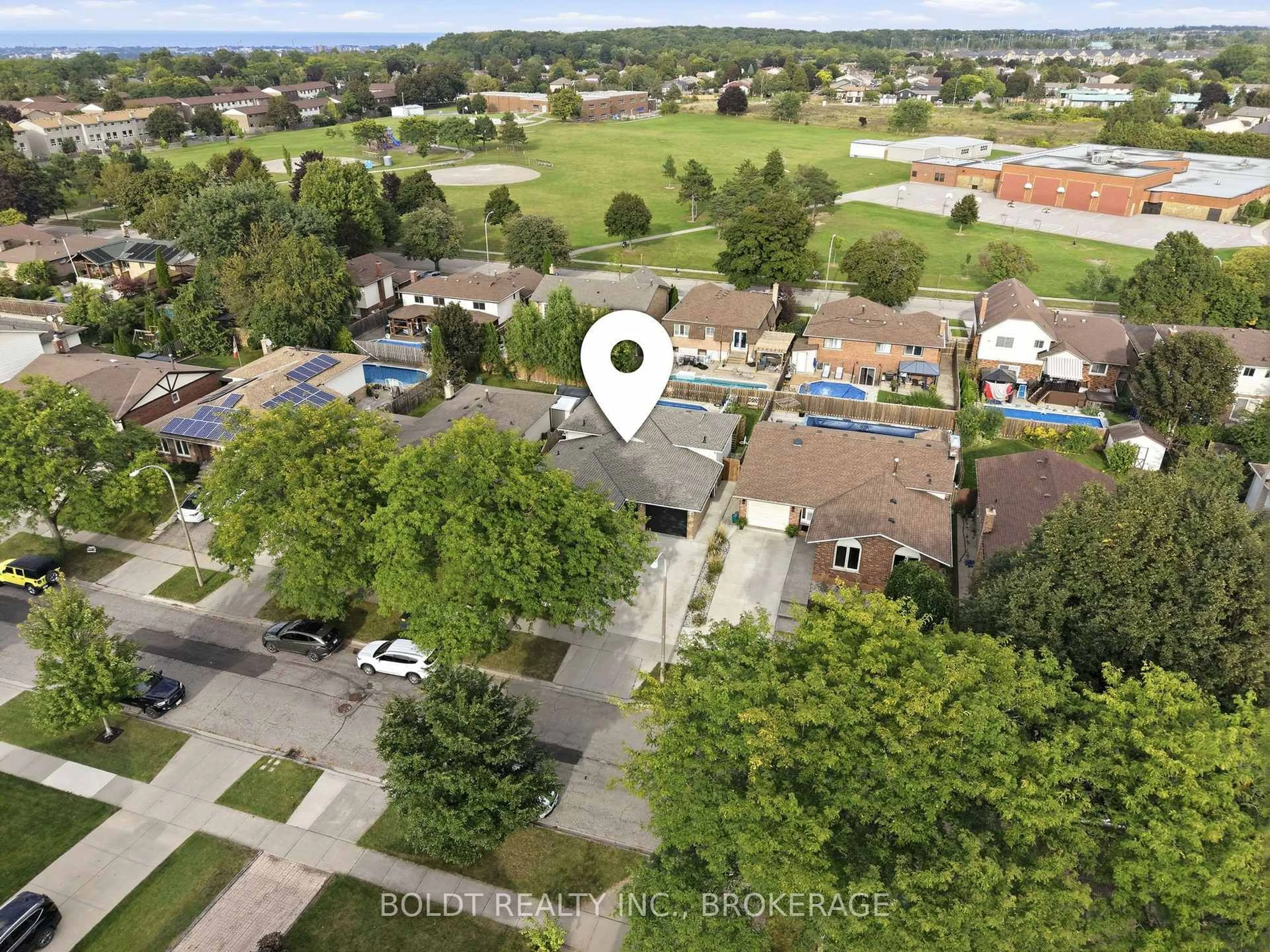 A pic from outside/outdoor area/front of a property/back of a property/a pic from drone, street for 84 Allanbrook St, Hamilton Ontario L8J 1R1