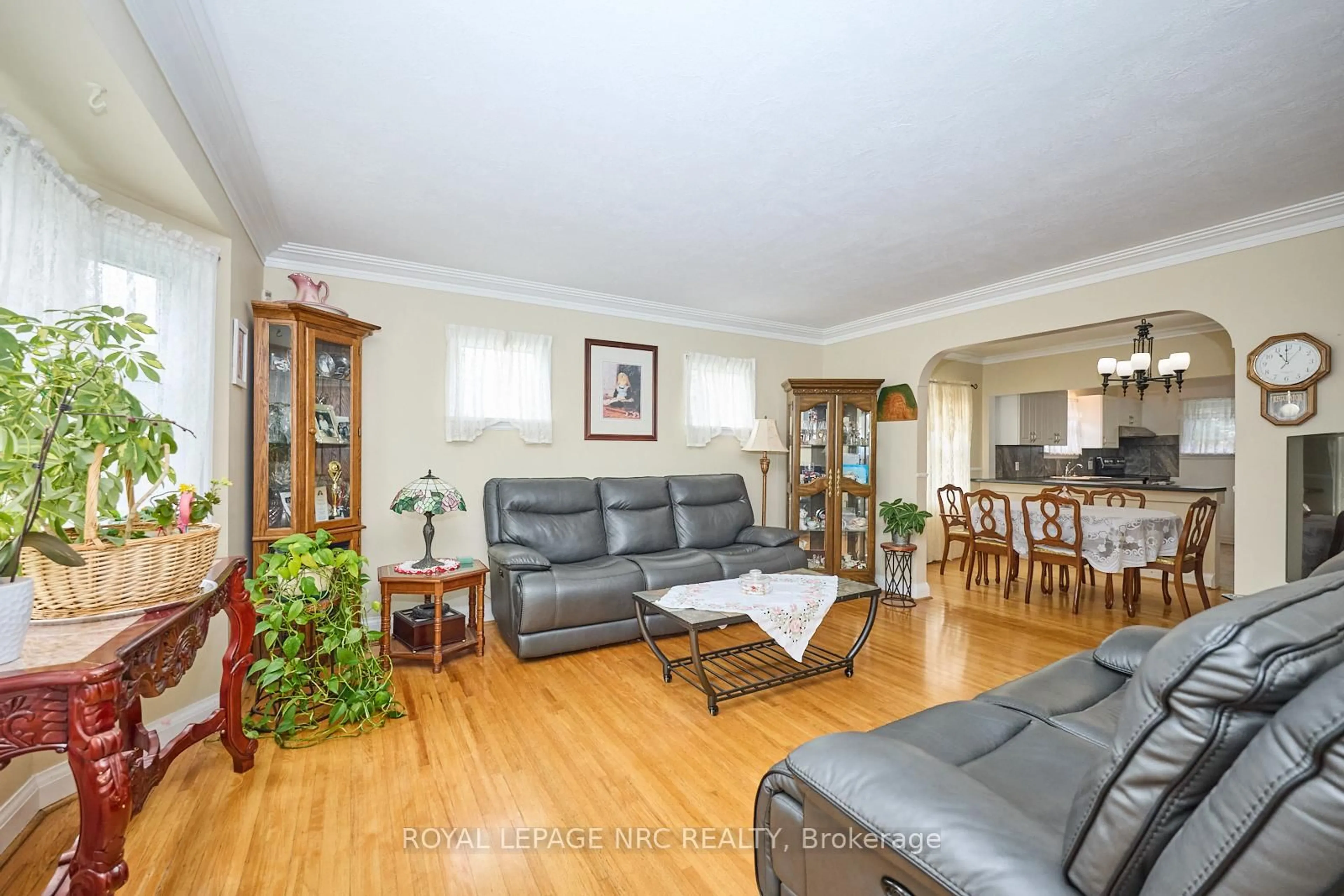 Living room with furniture, wood/laminate floor for 1 Thorndale Ave, St. Catharines Ontario L2R 6A2