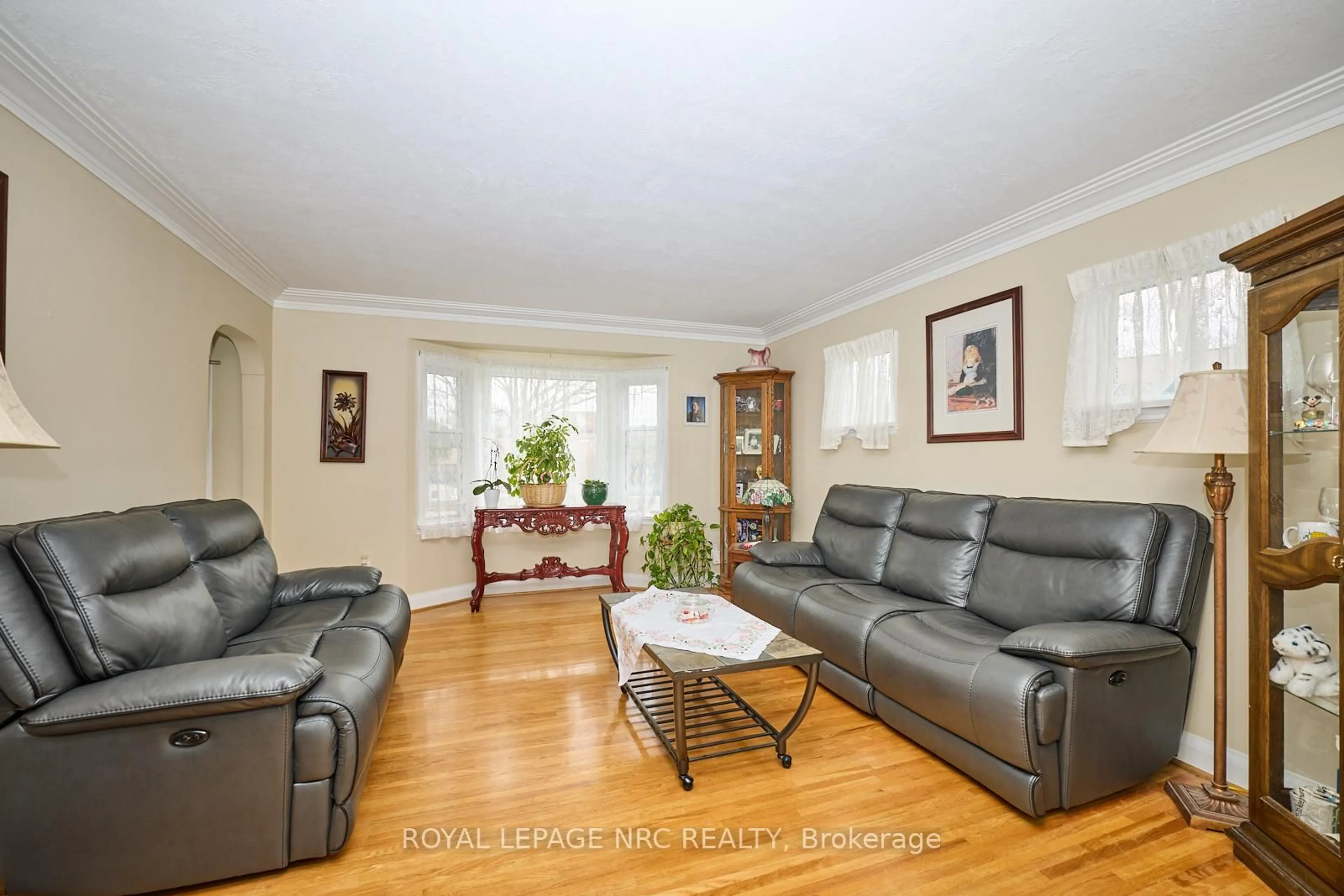 Living room with furniture, unknown for 1 Thorndale Ave, St. Catharines Ontario L2R 6A2