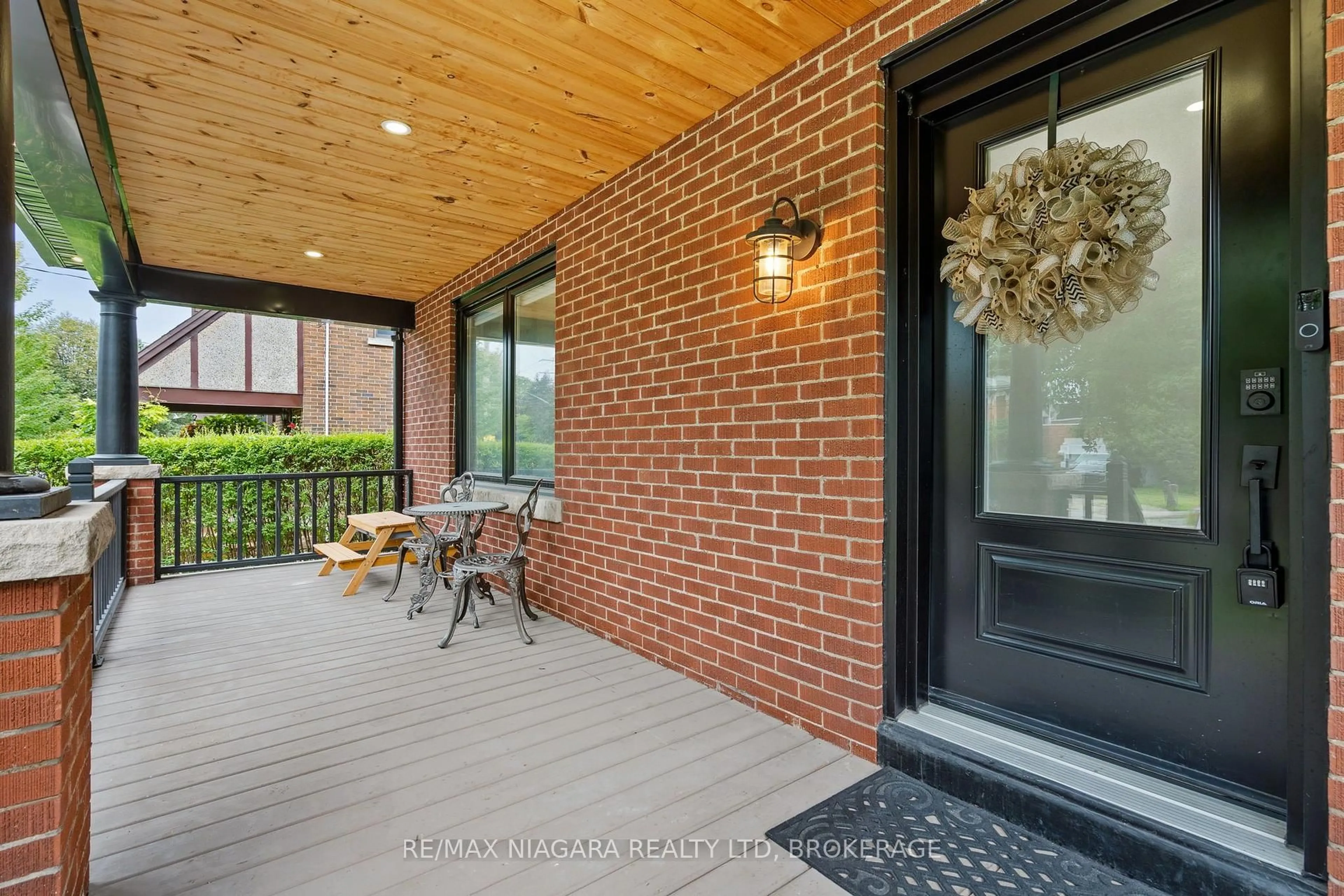 Home with brick exterior material, street for 157 Aqueduct St, Welland Ontario L3C 1C3