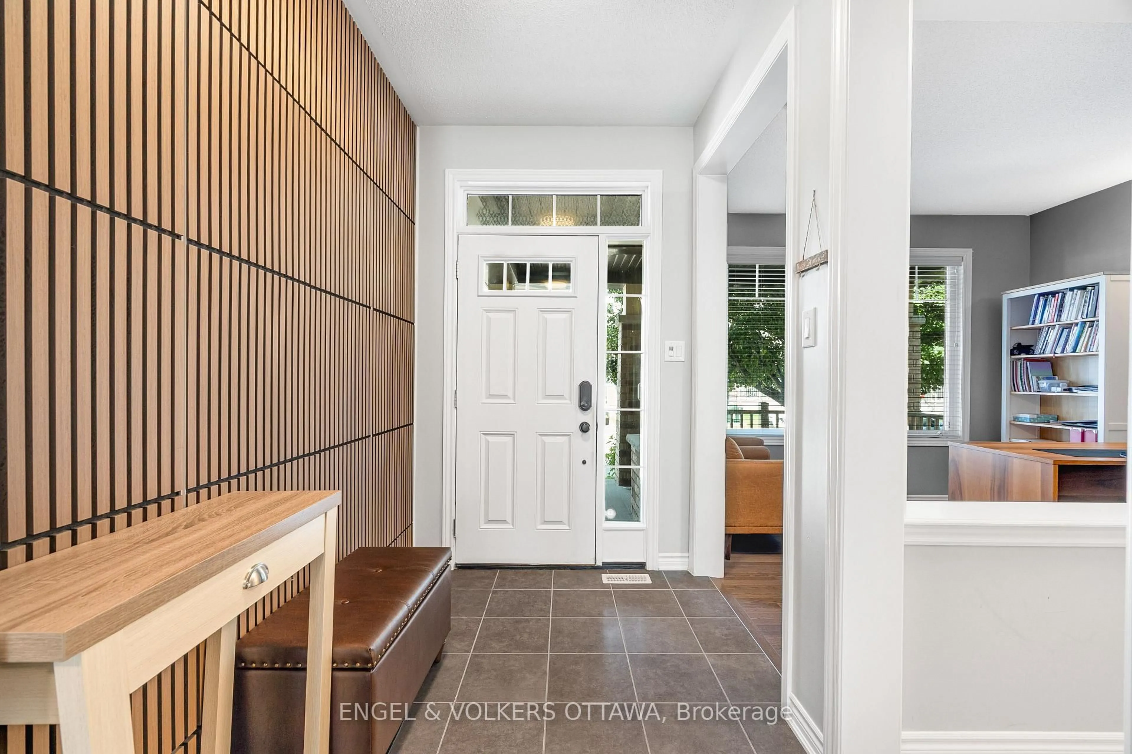 Indoor entryway for 520 Brigatine Ave, Ottawa Ontario K2S 0P9