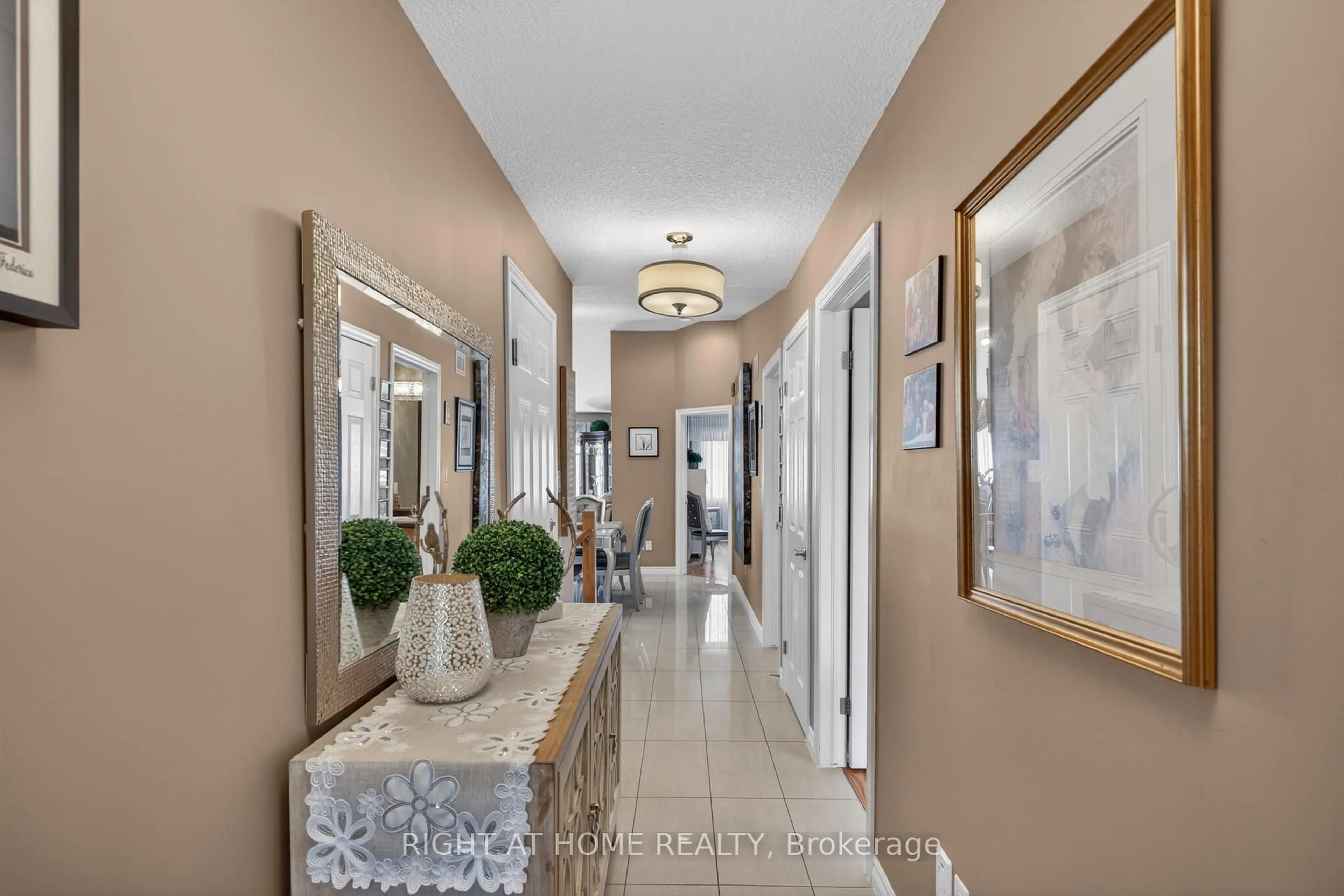 Indoor entryway for 2100 Denview Ave #21, London North Ontario N6G 0J5