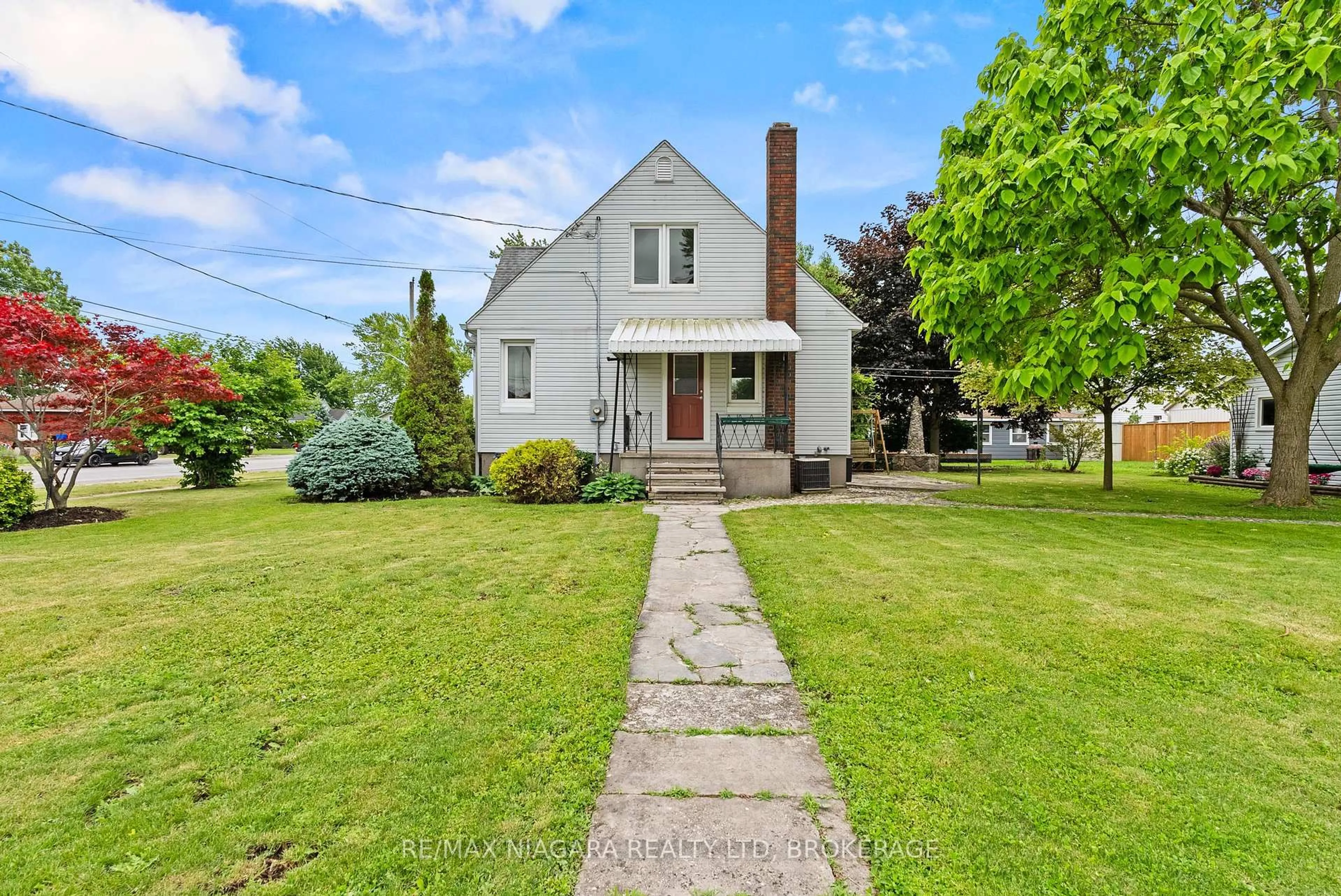 A pic from outside/outdoor area/front of a property/back of a property/a pic from drone, street for 230 Wellington St, Port Colborne Ontario L3K 2K2