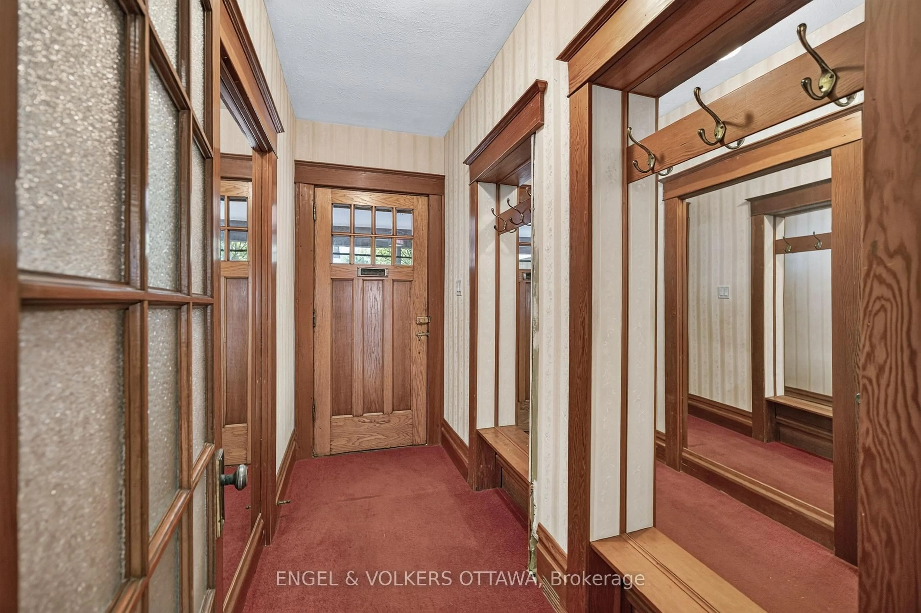Indoor foyer for 68 Cameron Ave, Ottawa Ontario K1S 0W9