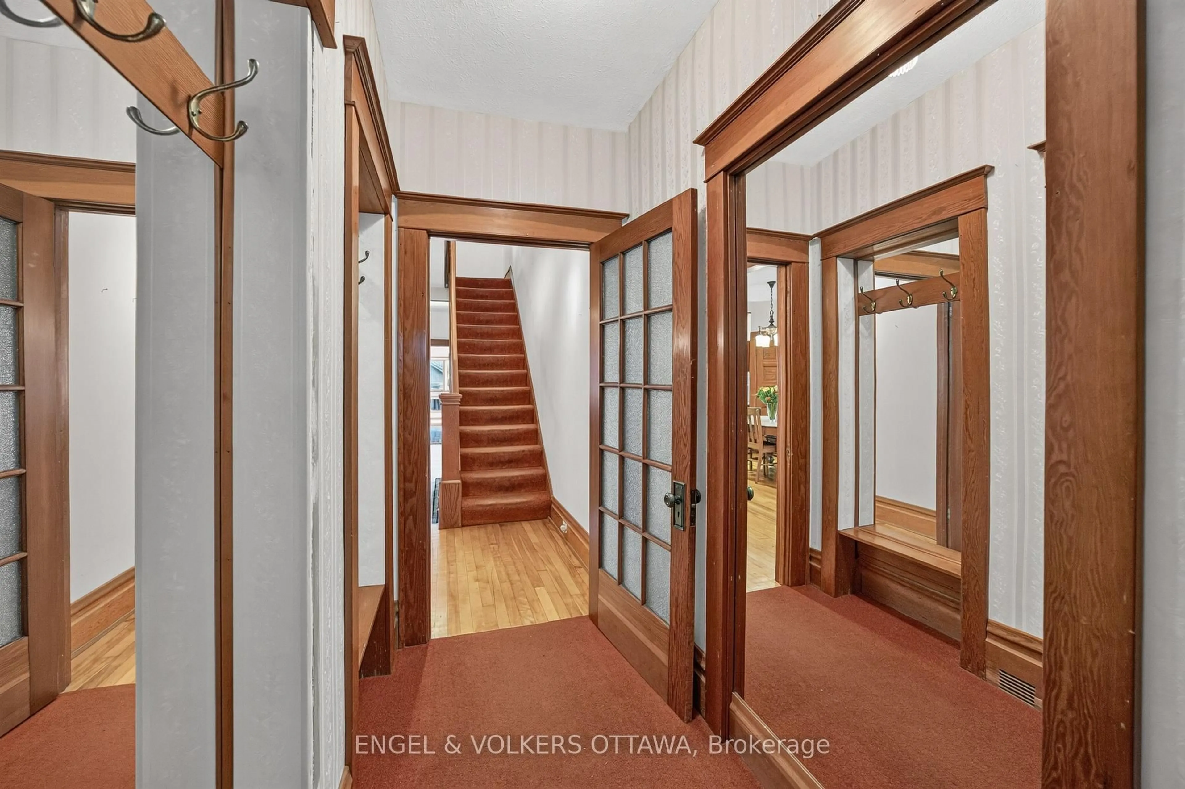 Indoor foyer for 68 Cameron Ave, Ottawa Ontario K1S 0W9