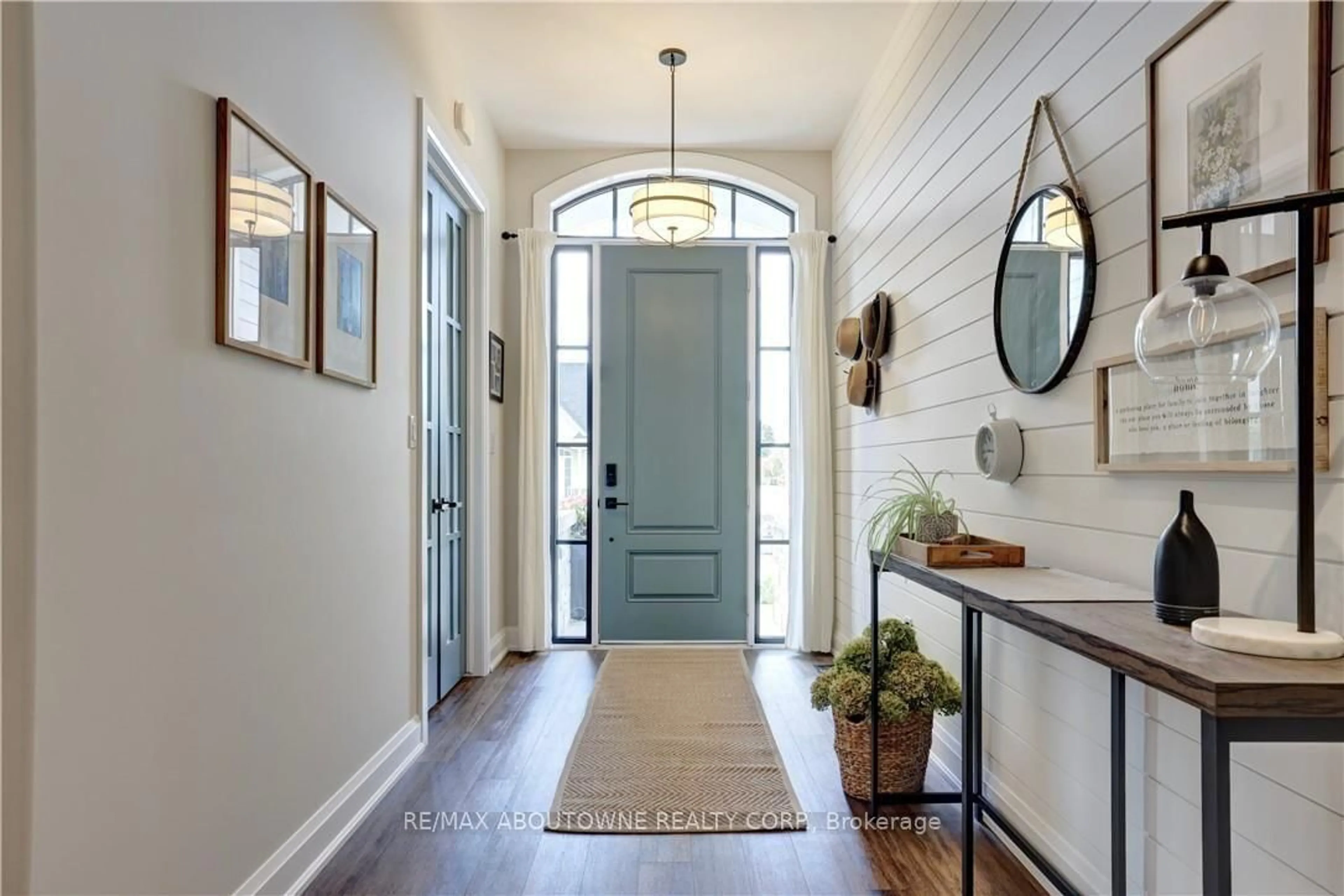 Indoor entryway for 3352 Whispering Wood Tr, Fort Erie Ontario L0S 1N0