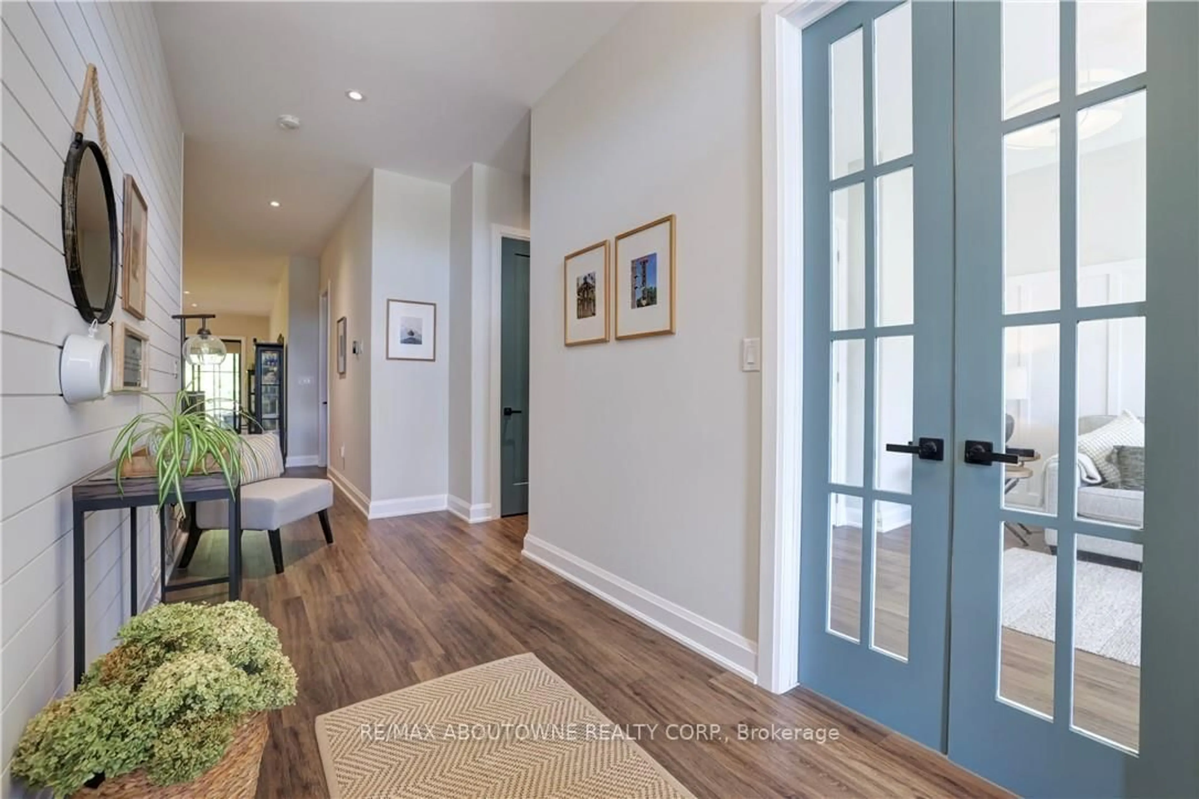 Indoor entryway for 3352 Whispering Wood Tr, Fort Erie Ontario L0S 1N0