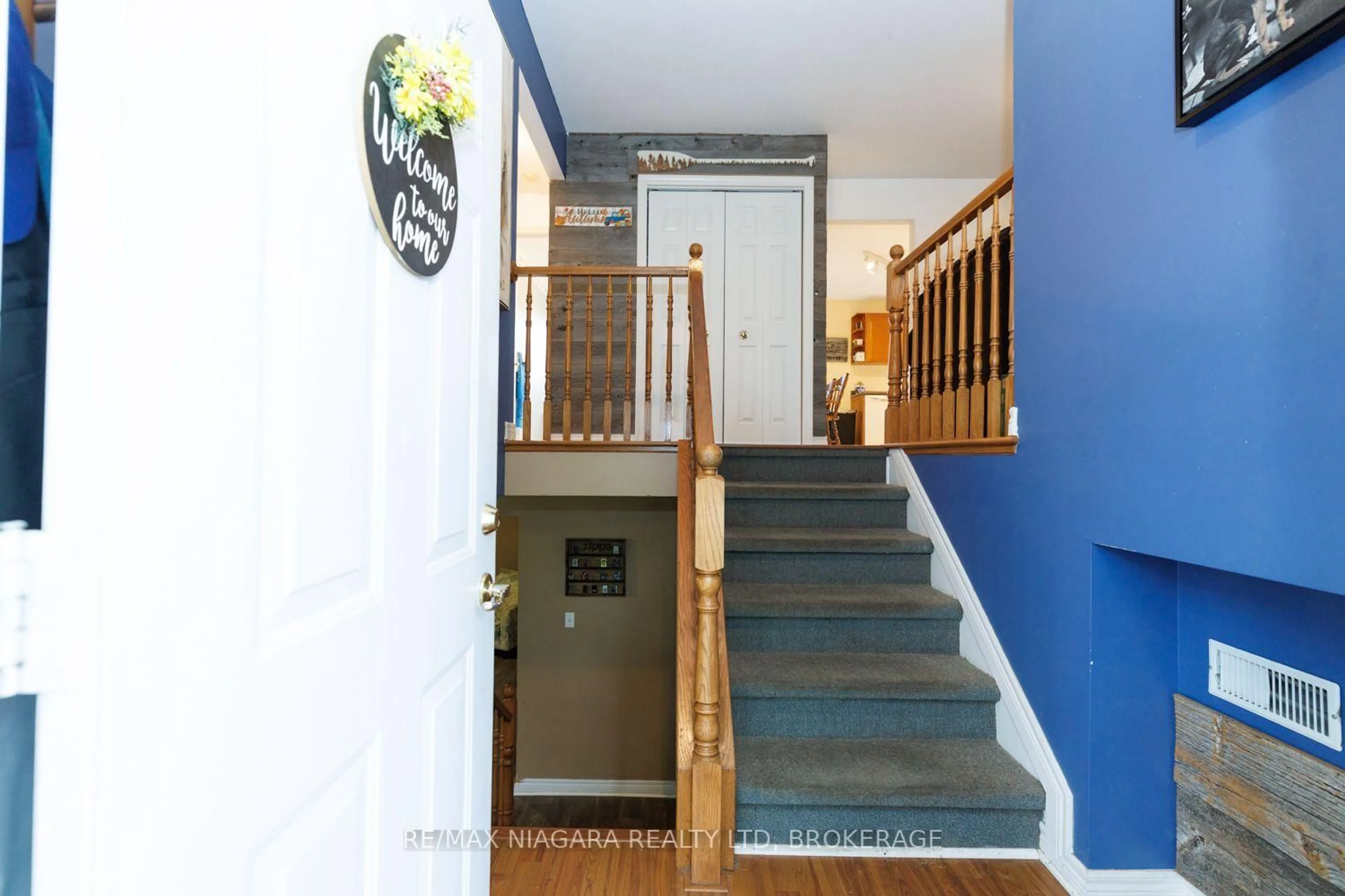 Indoor foyer for 3626 Hill St, Fort Erie Ontario L0S 1S0