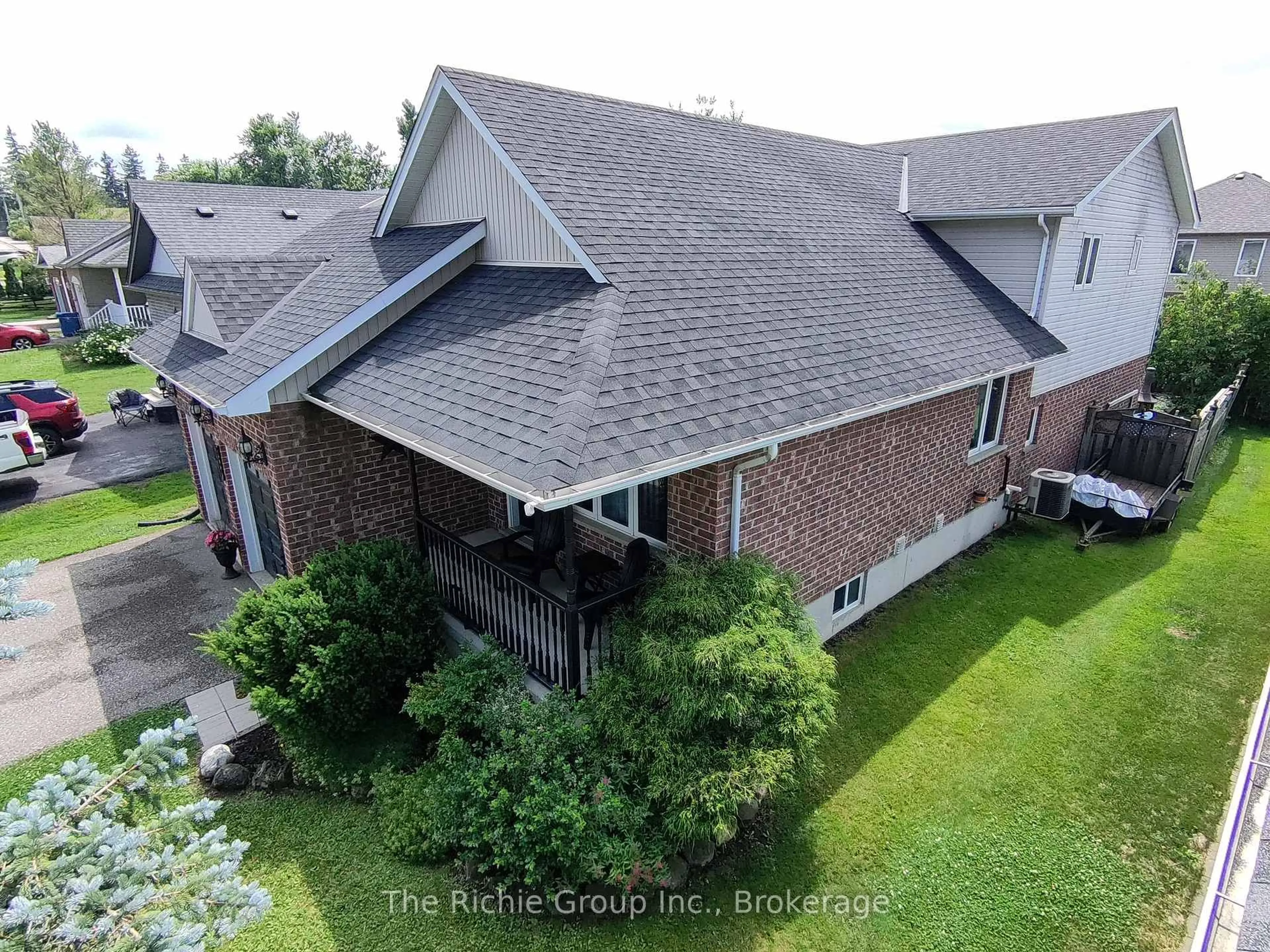 A pic from outside/outdoor area/front of a property/back of a property/a pic from drone, unknown for 624 Cedar St, Shelburne Ontario L9V 2W6