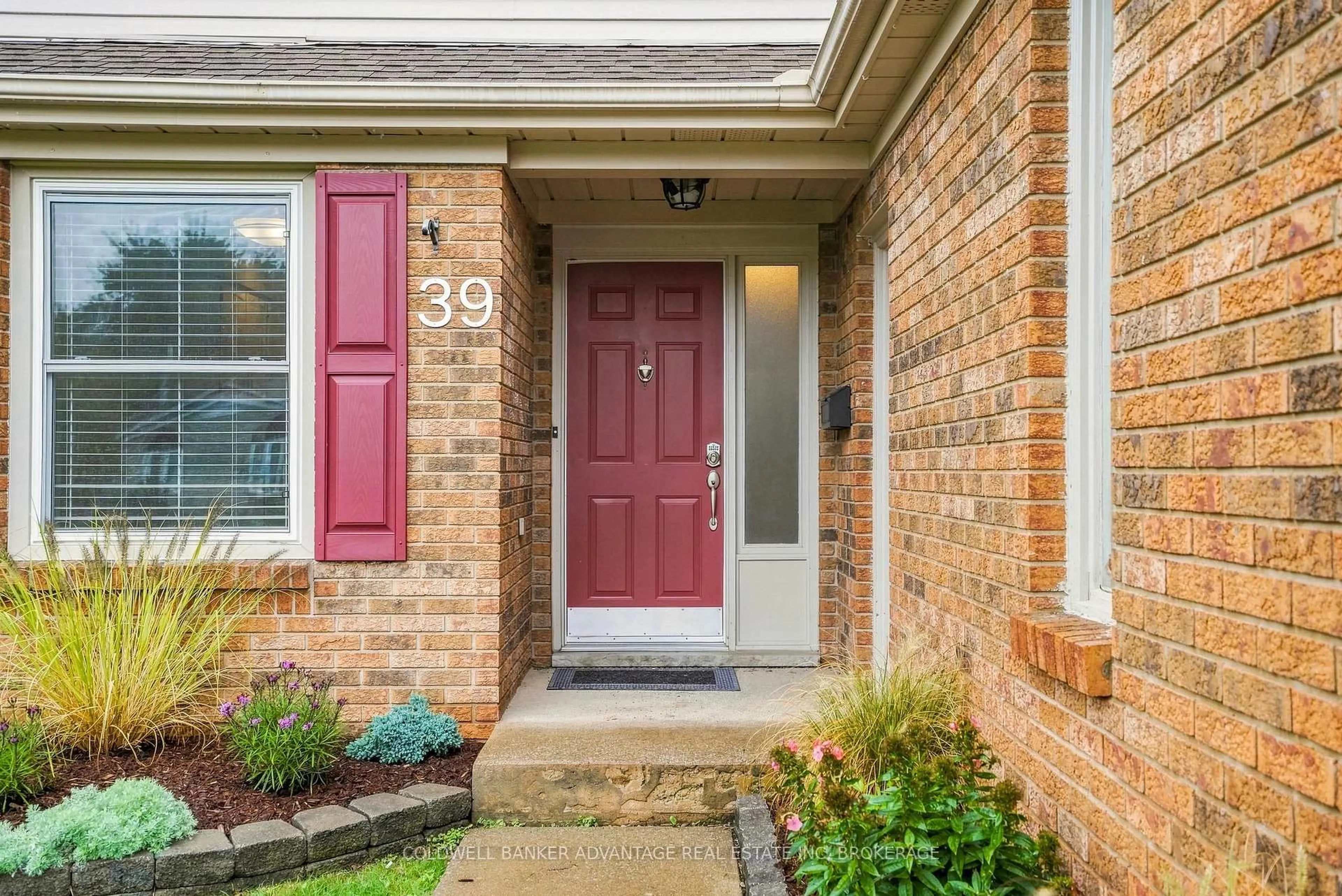 Home with brick exterior material, street for 39 Dundee Dr, St. Catharines Ontario L2P 3S9