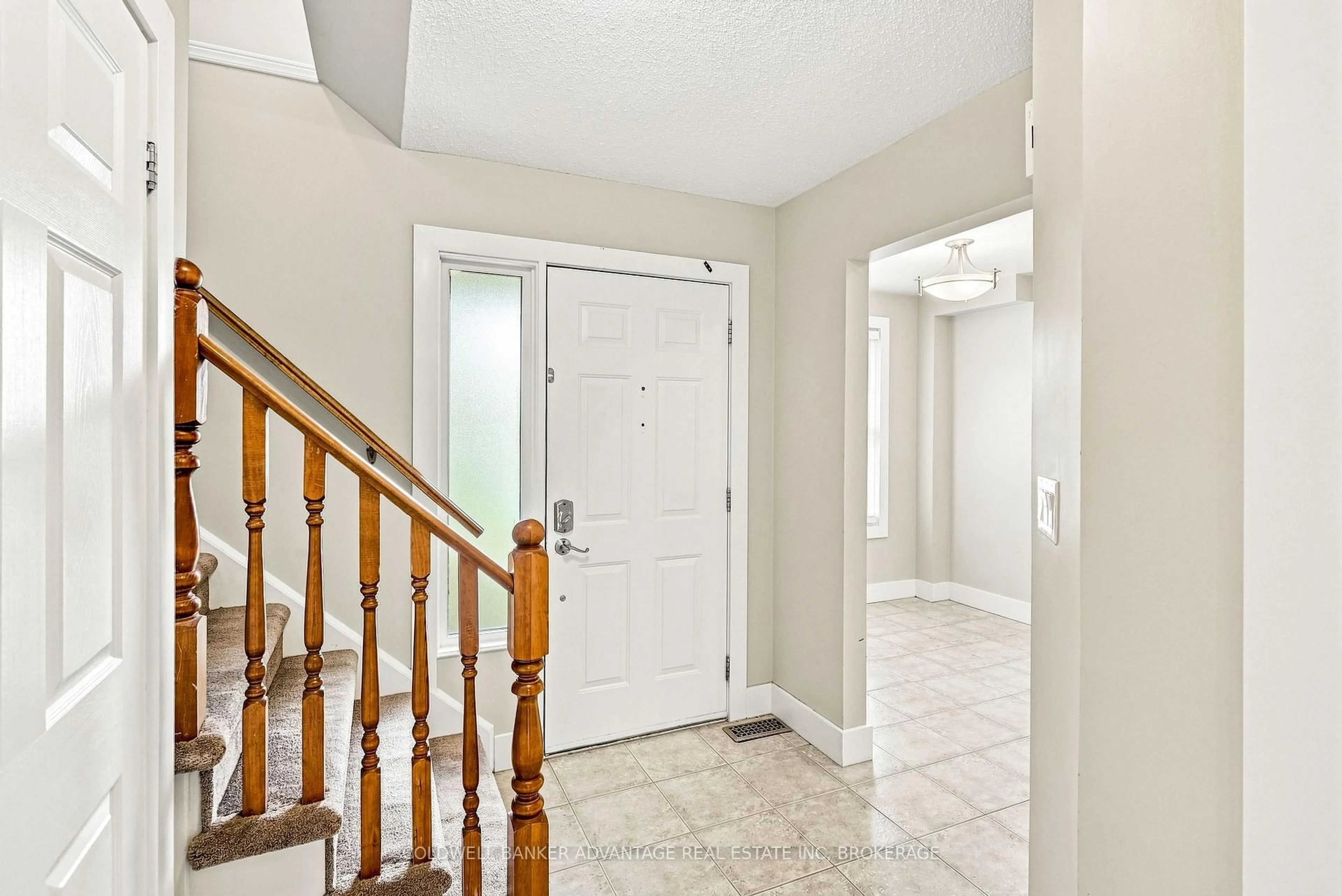 Indoor foyer for 39 Dundee Dr, St. Catharines Ontario L2P 3S9