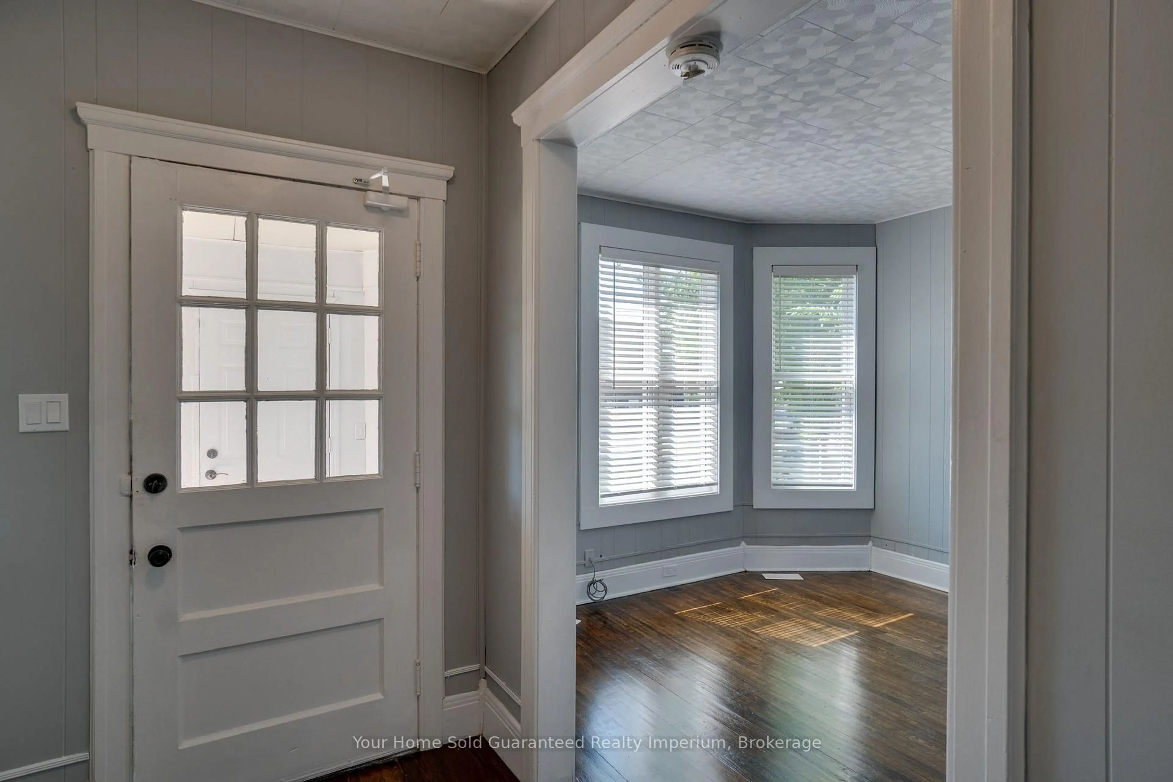 Indoor entryway for 1420 University Ave, Windsor Ontario N9B 1B7