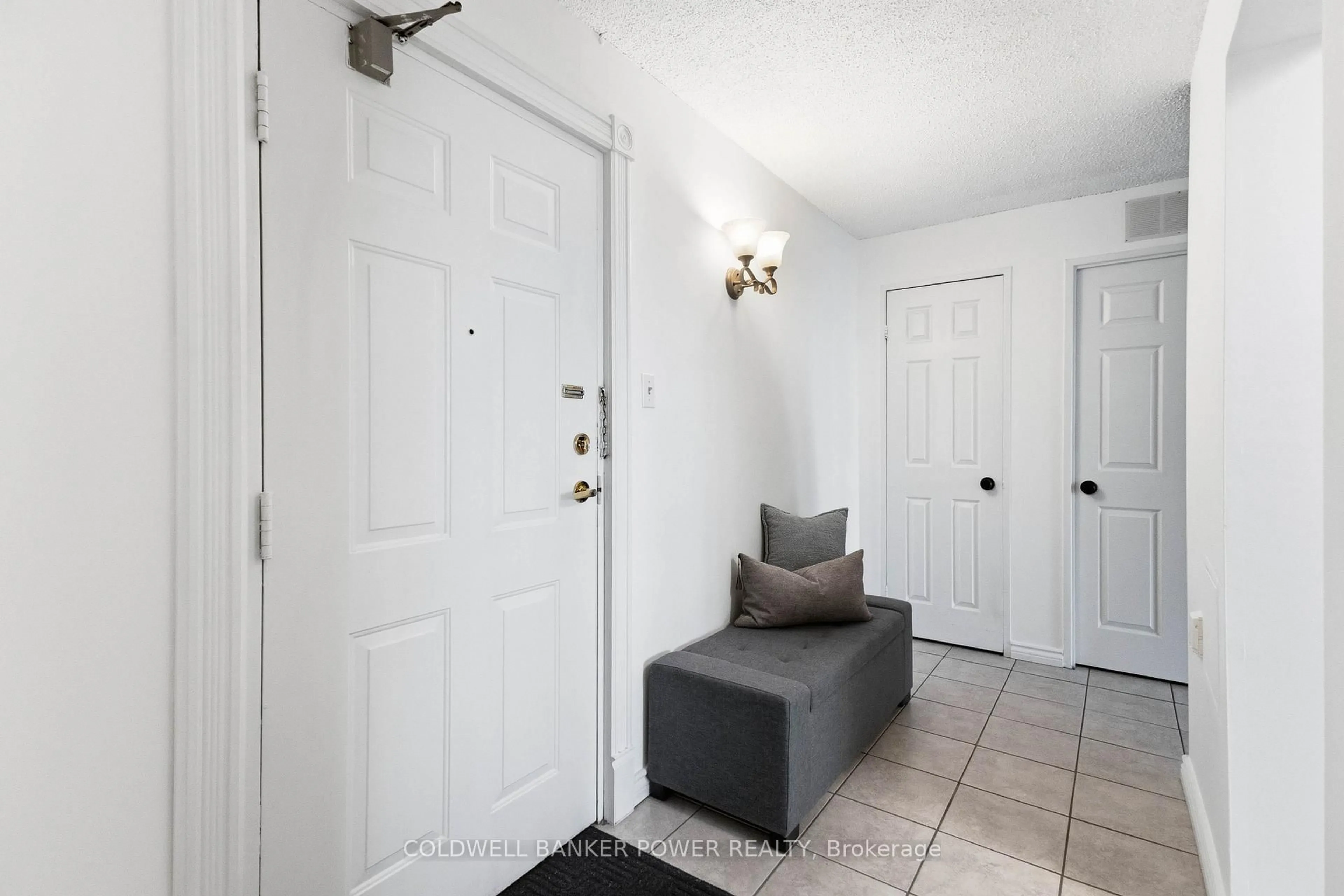 Indoor entryway for 323 Colborne St #302, London East Ontario N6B 3N8