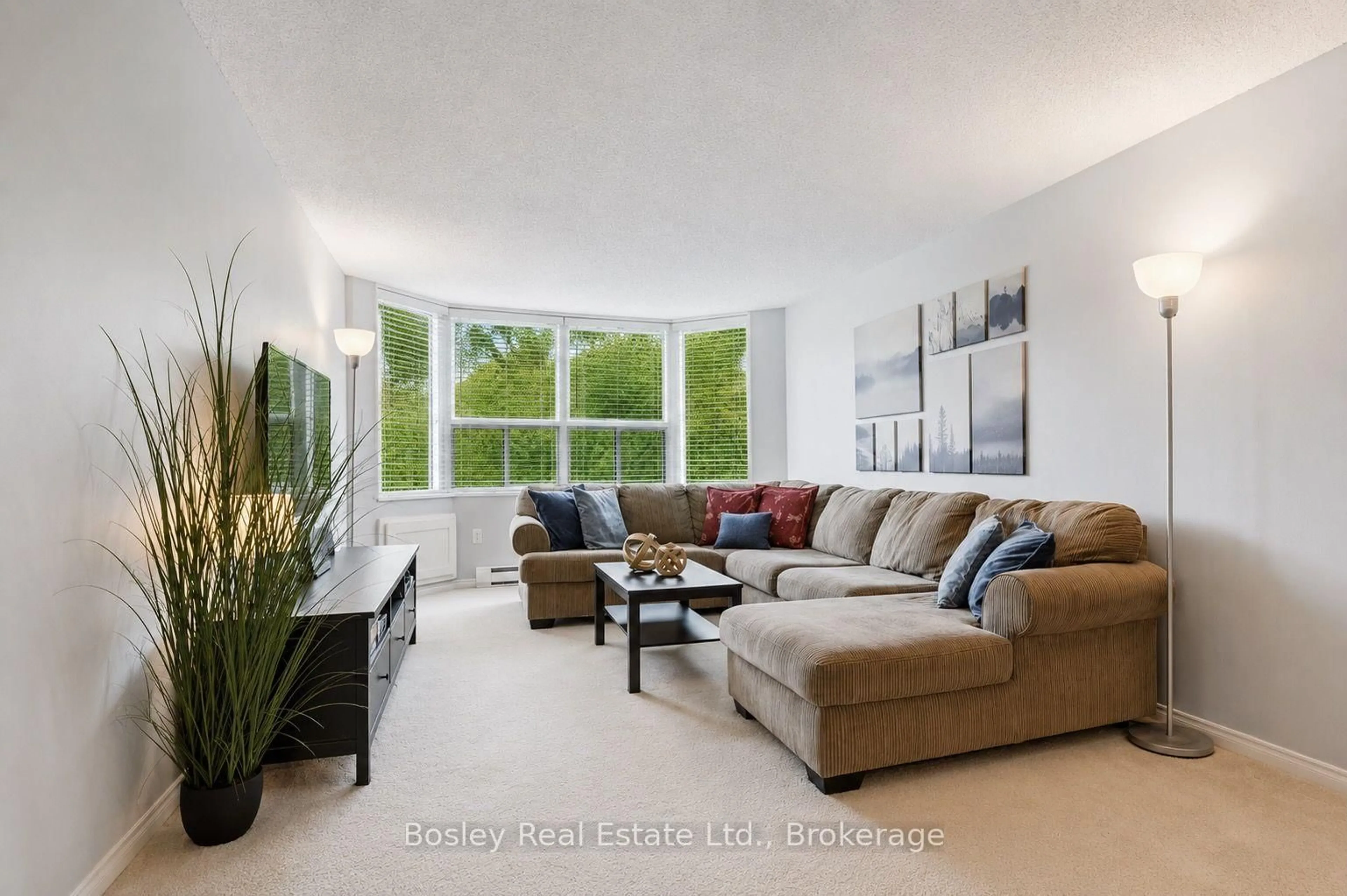 Living room with furniture, unknown for 55 Green Valley Dr #815, Kitchener Ontario N2P 1Z6