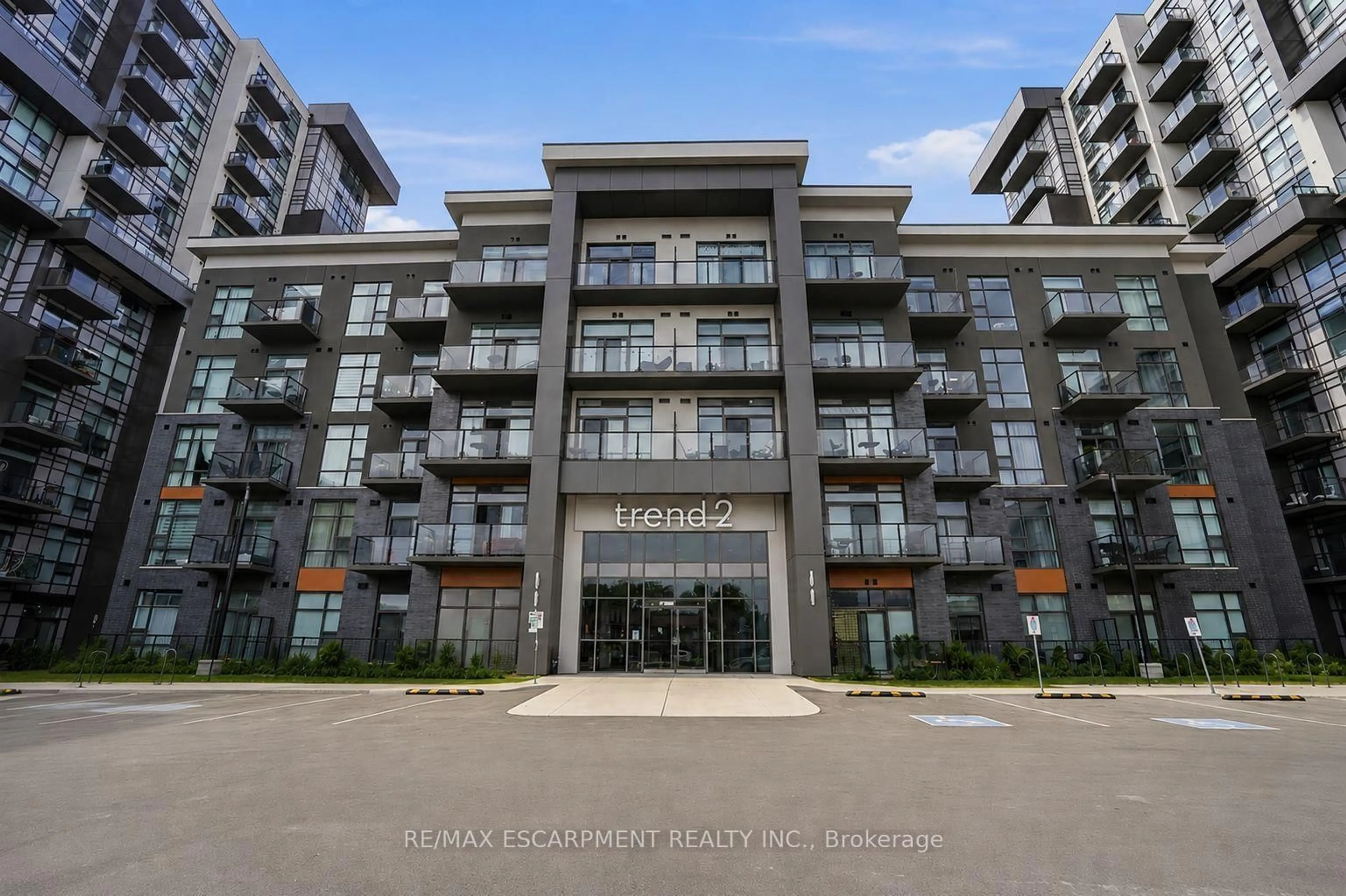 Indoor foyer for 460 Dundas St #112, Hamilton Ontario L8B 2A5