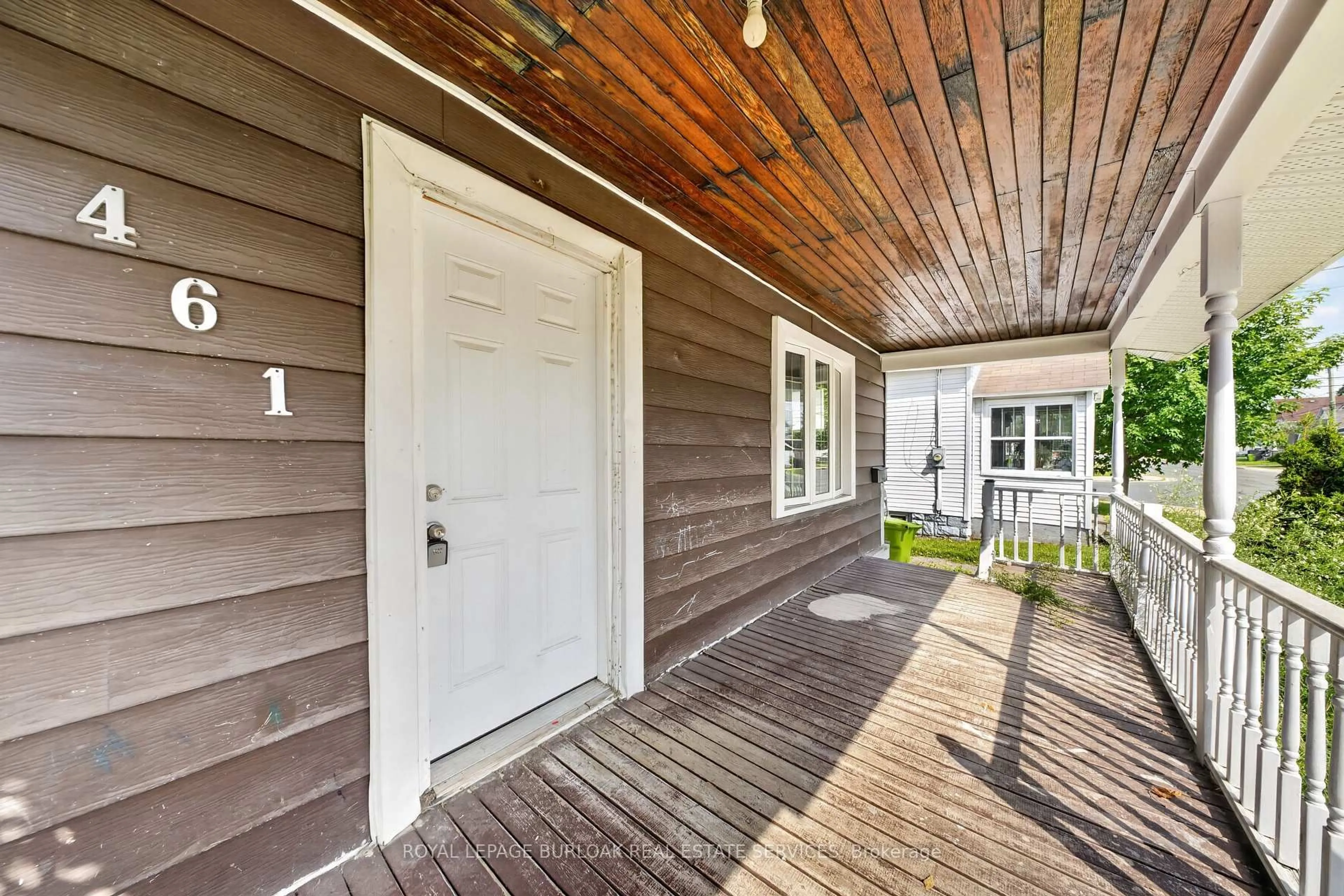 Indoor entryway for 461 John St, Sault Ste Marie Ontario P6C 3J8