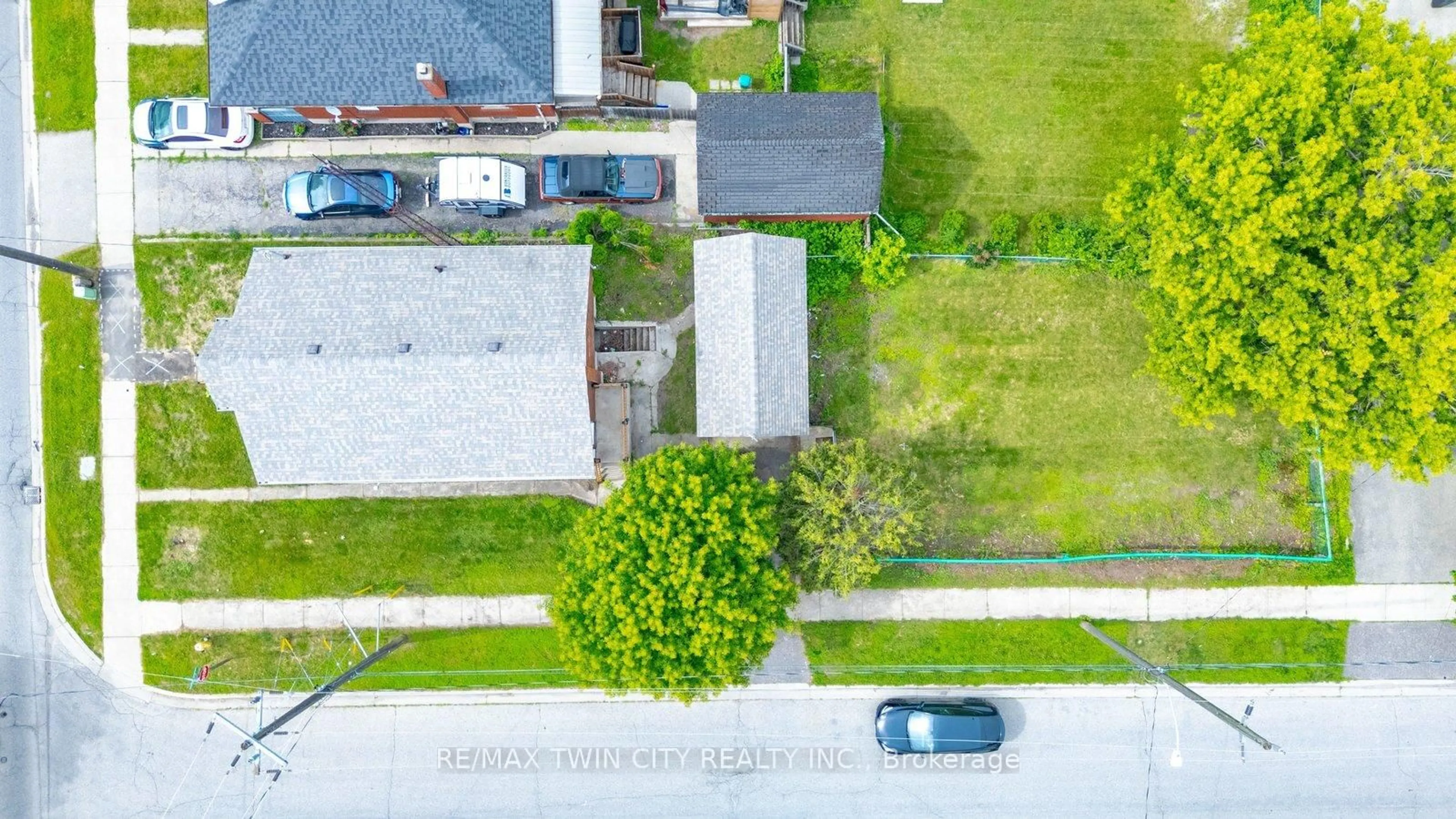 A pic from outside/outdoor area/front of a property/back of a property/a pic from drone, street for 249 Clarence St, Brantford Ontario N3R 3T6