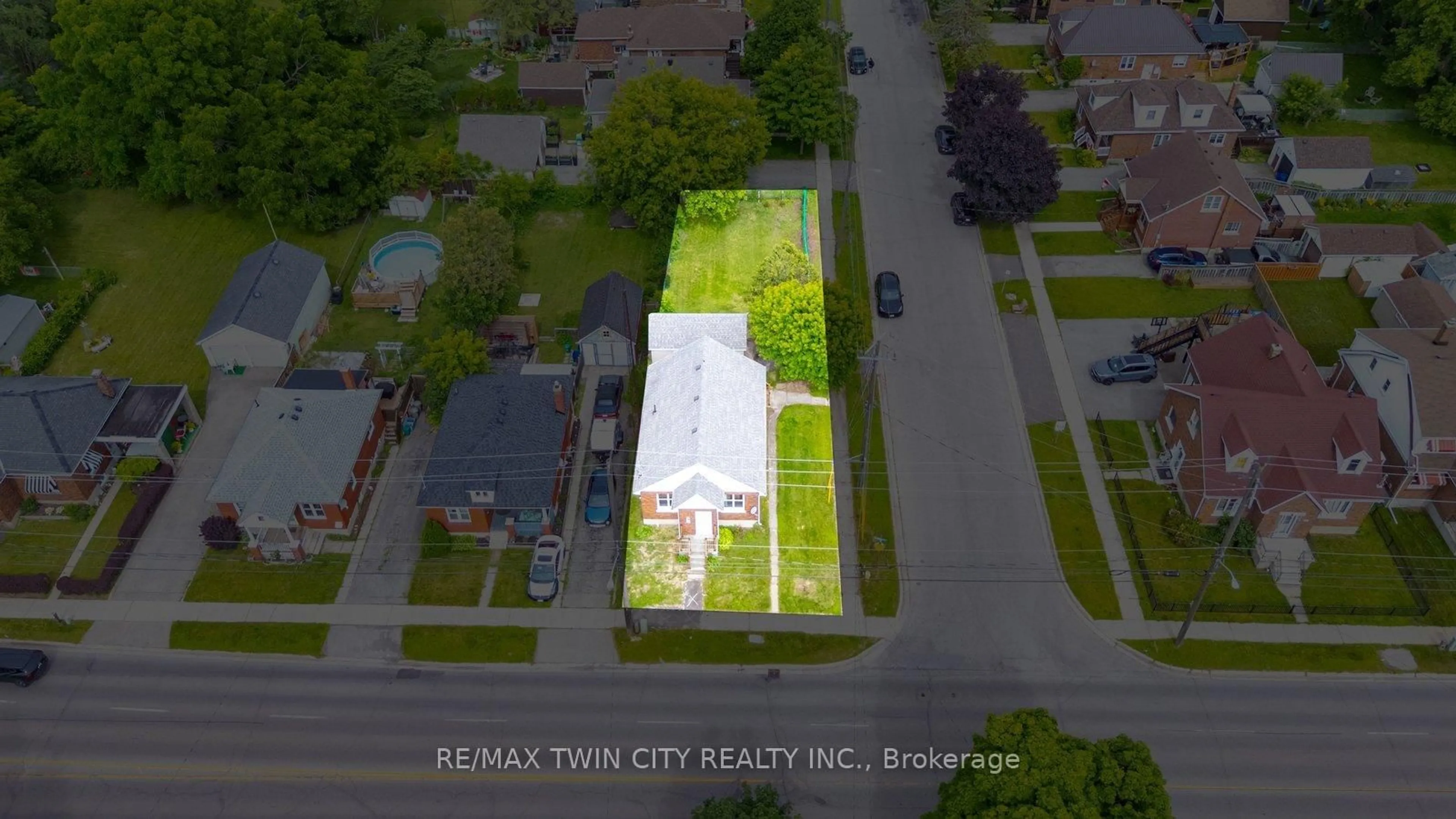 A pic from outside/outdoor area/front of a property/back of a property/a pic from drone, street for 249 Clarence St, Brantford Ontario N3R 3T6