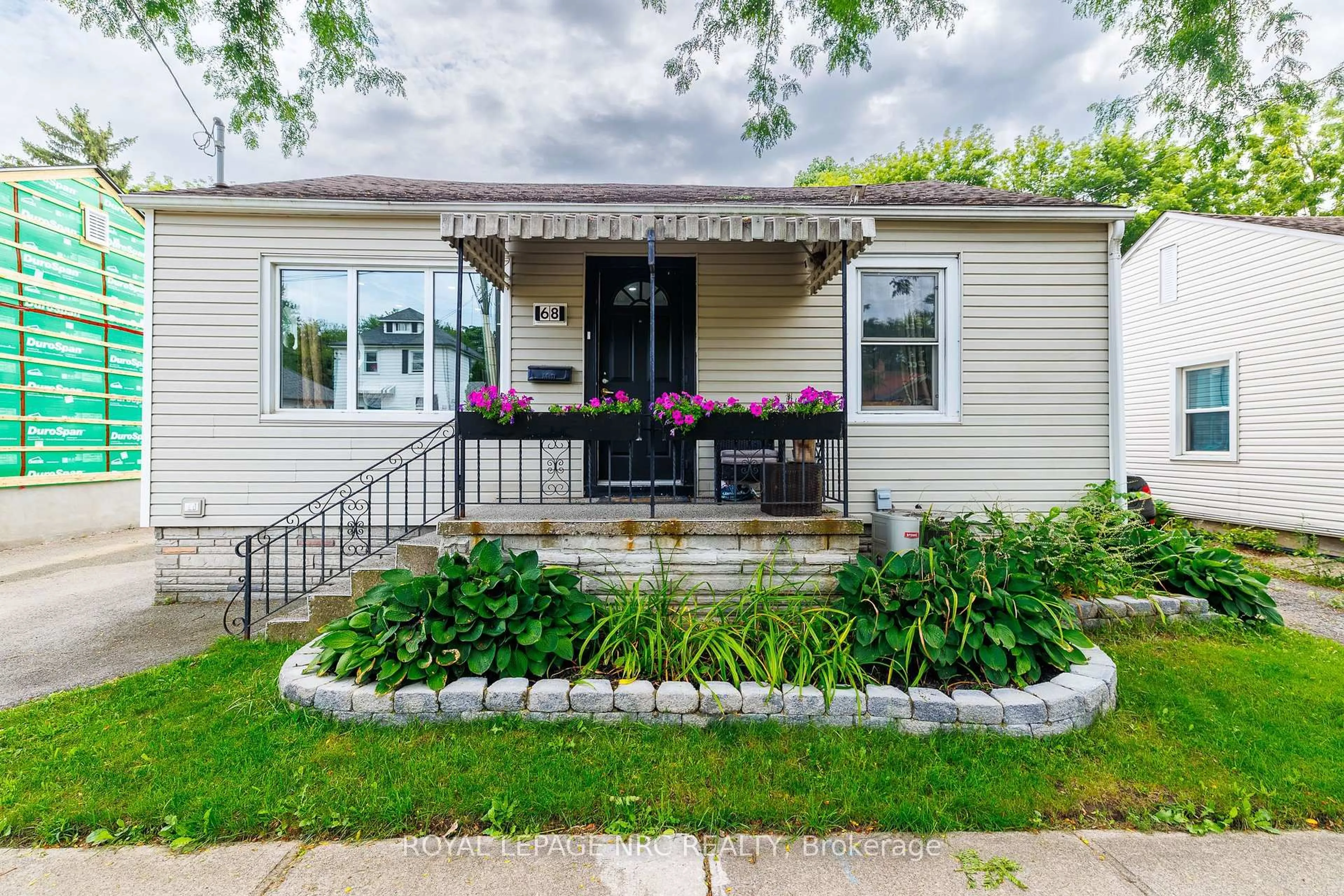 Home with vinyl exterior material, street for 68 Carlton St, St. Catharines Ontario L2R 1P8
