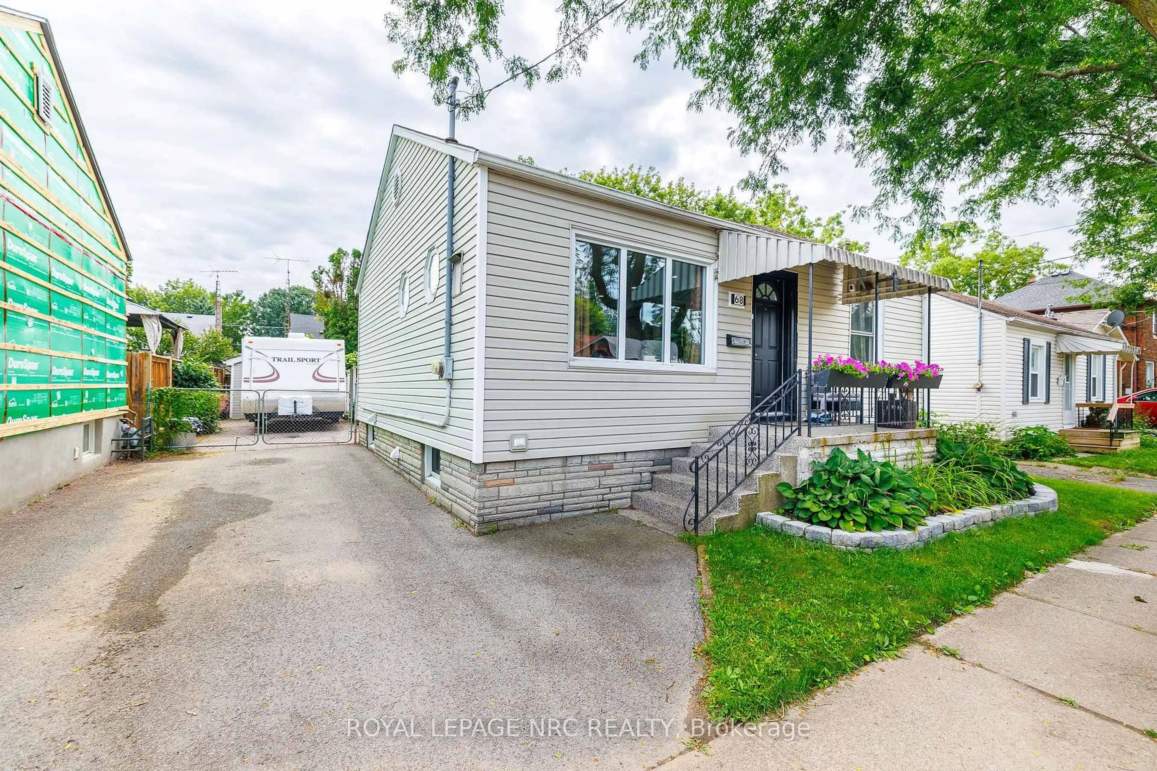 Home with vinyl exterior material, street for 68 Carlton St, St. Catharines Ontario L2R 1P8