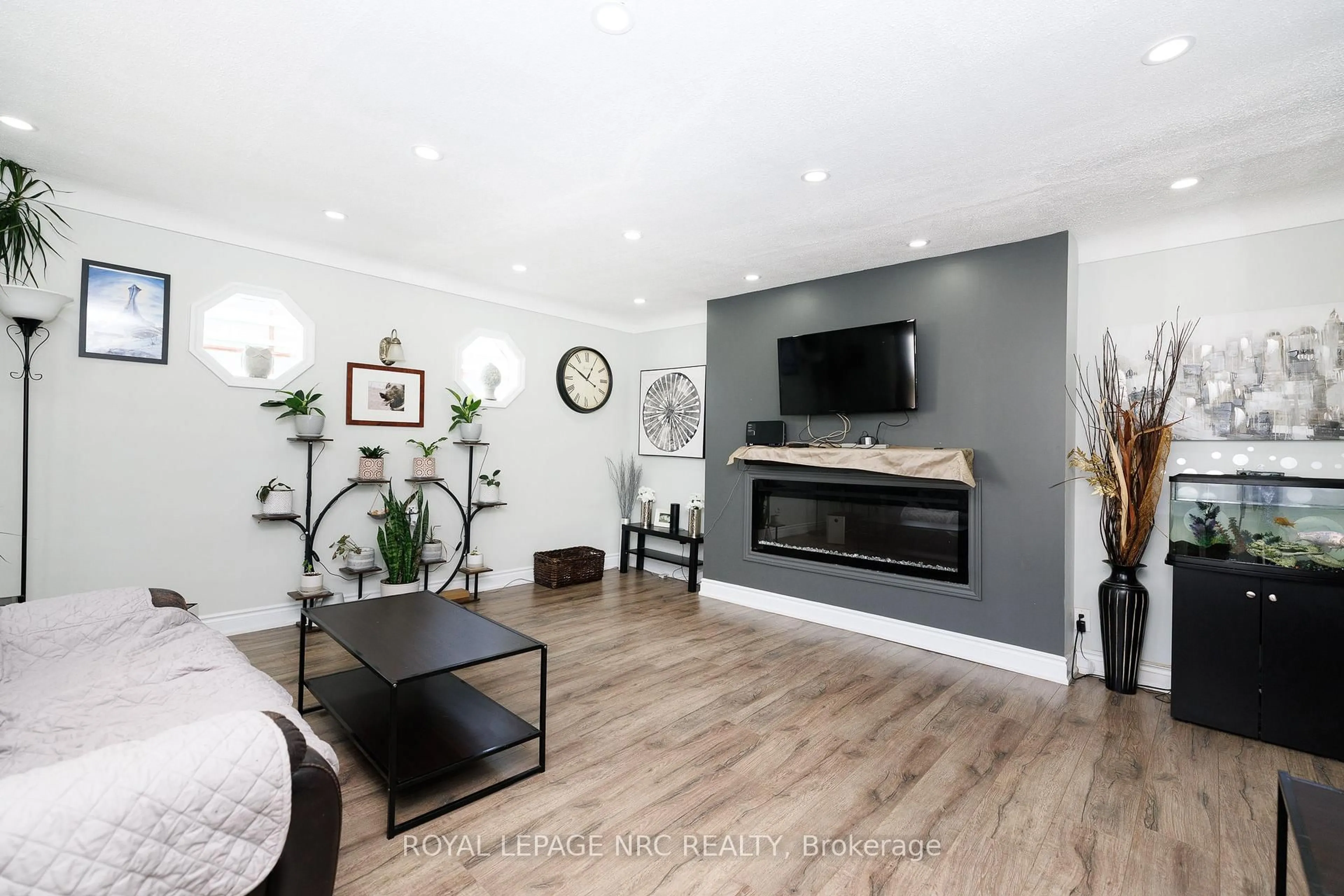 Living room with furniture, wood/laminate floor for 68 Carlton St, St. Catharines Ontario L2R 1P8