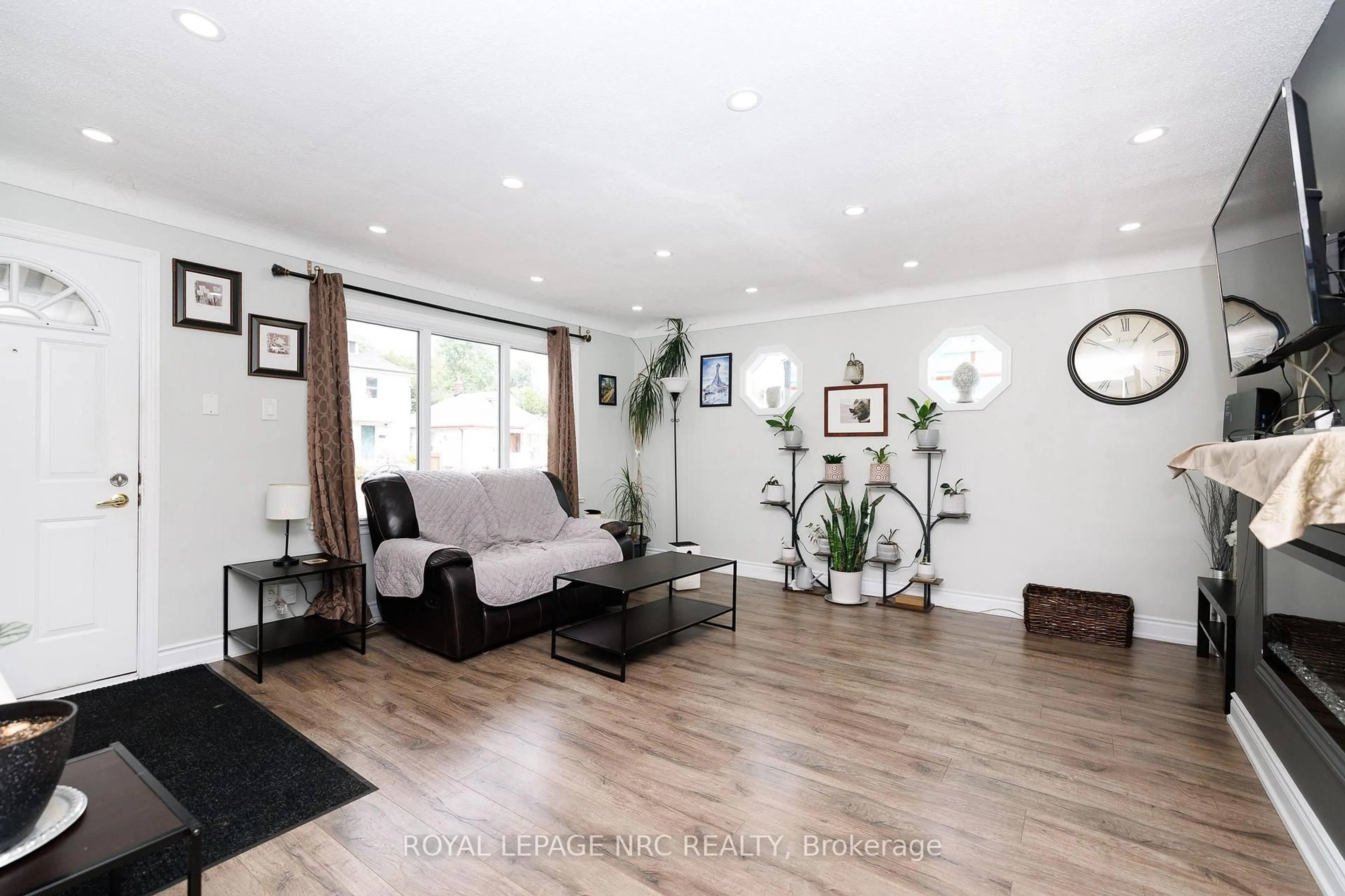 Living room with furniture, wood/laminate floor for 68 Carlton St, St. Catharines Ontario L2R 1P8