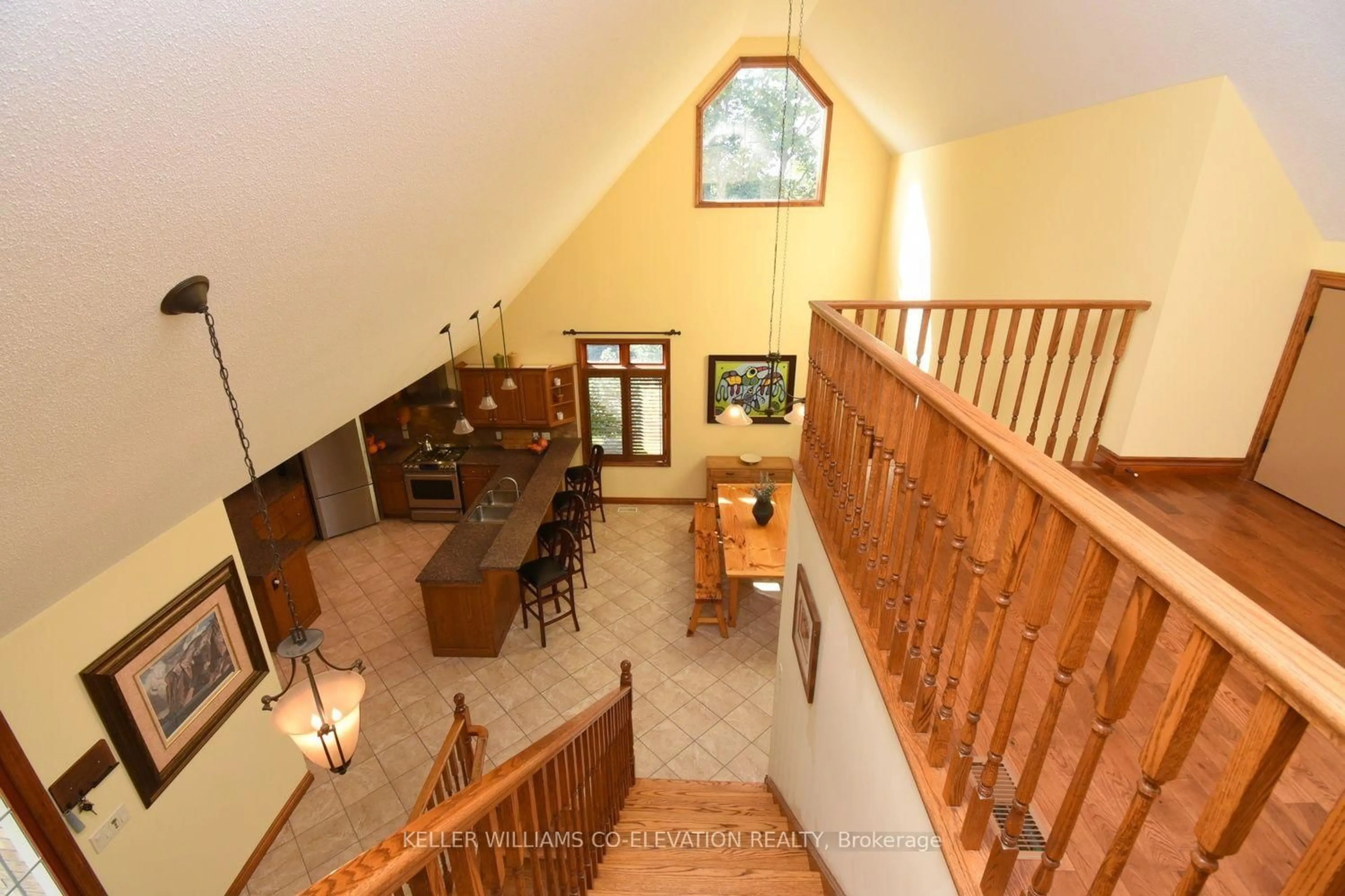 Indoor foyer for 635 Millgrove Sdrd, Hamilton Ontario L8B 0W7