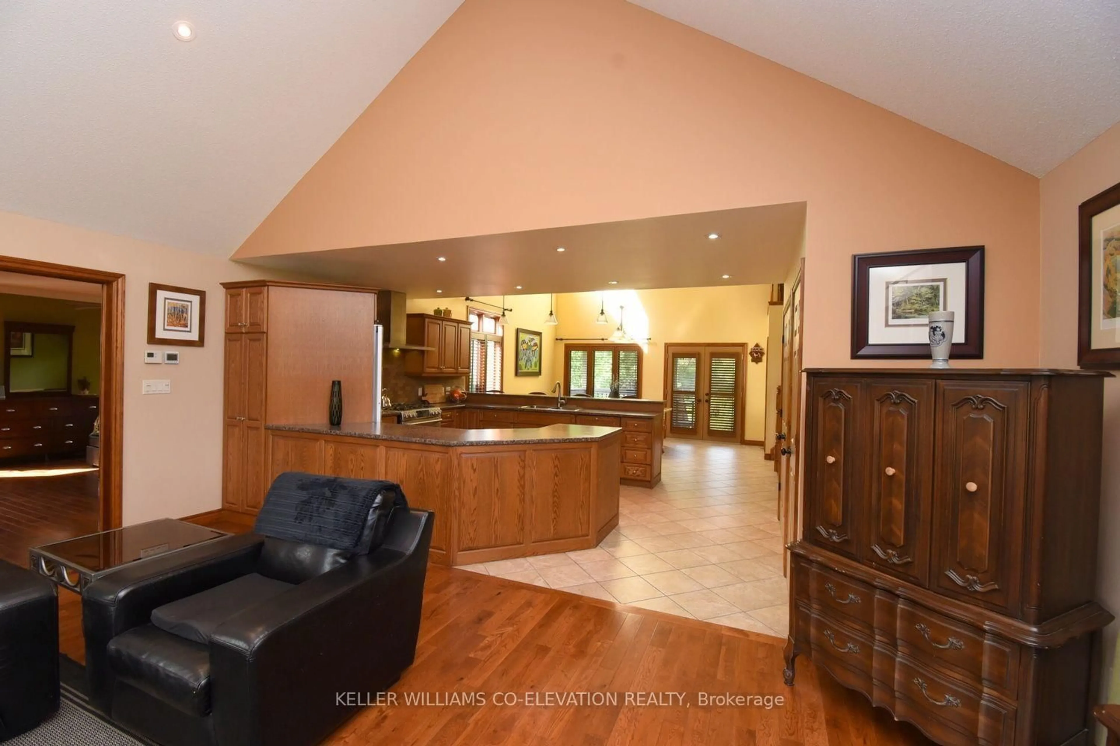 Indoor foyer for 635 Millgrove Sdrd, Hamilton Ontario L8B 0W7